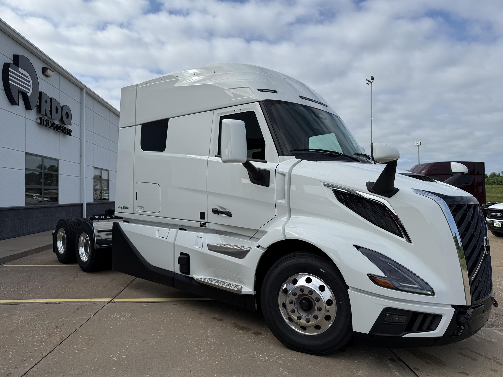 2025 VOLVO VNL64T840 - image 3 of 6