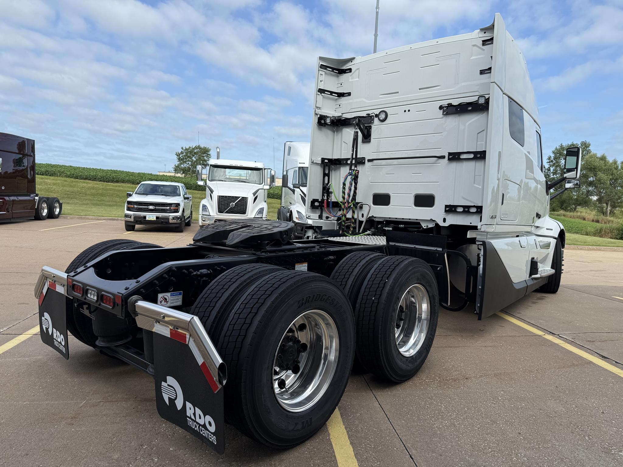 2025 VOLVO VNL64T840 - image 4 of 6