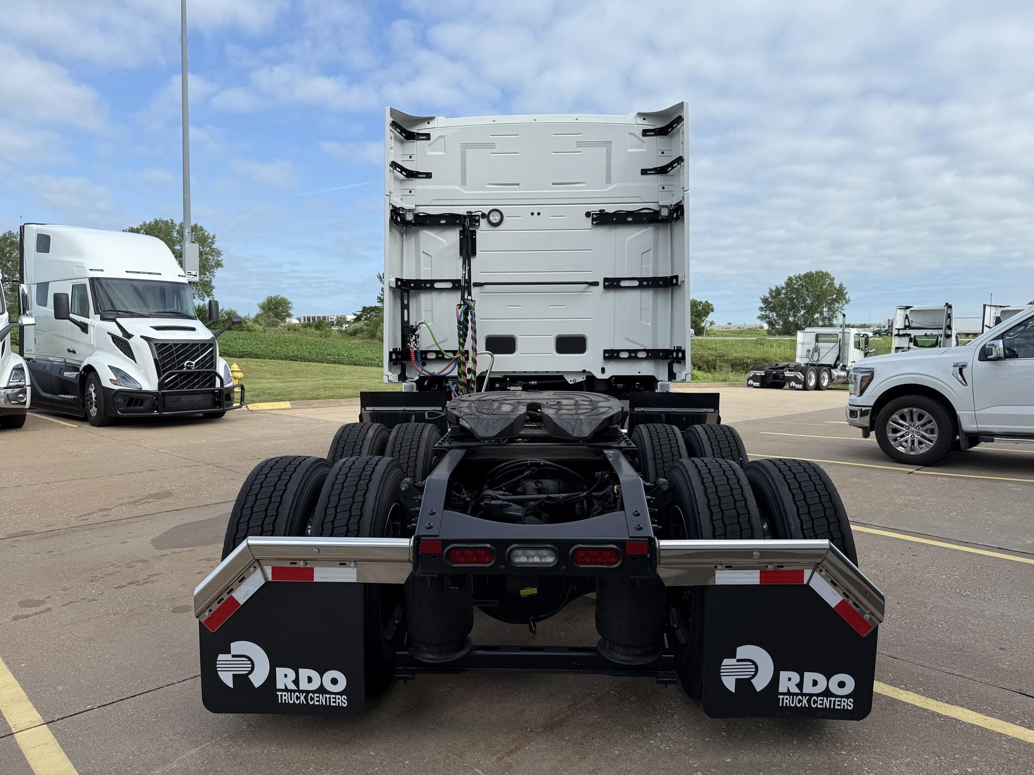 2025 VOLVO VNL64T840 - image 5 of 6