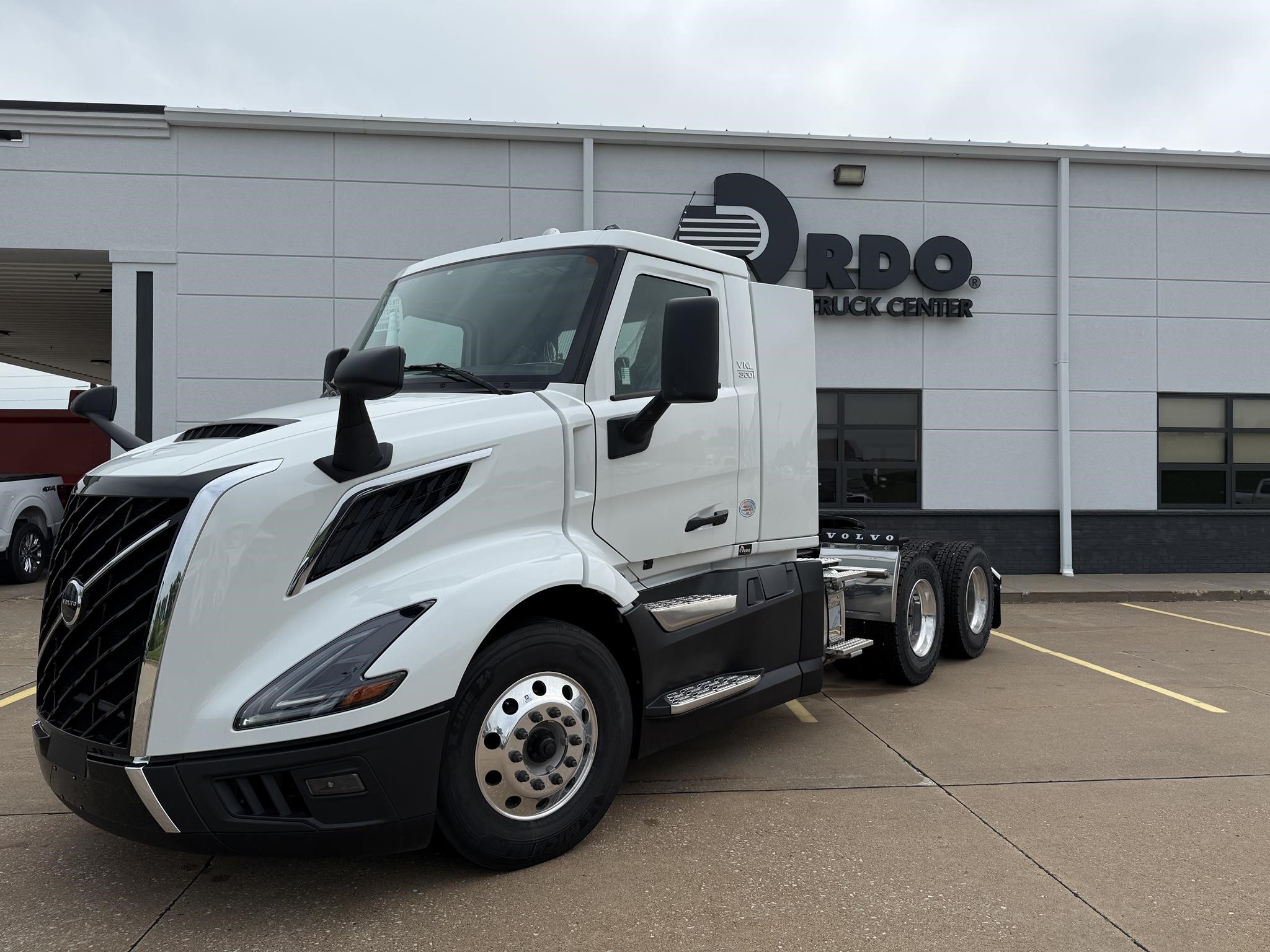 2025 VOLVO VNL64T300 - image 1 of 6