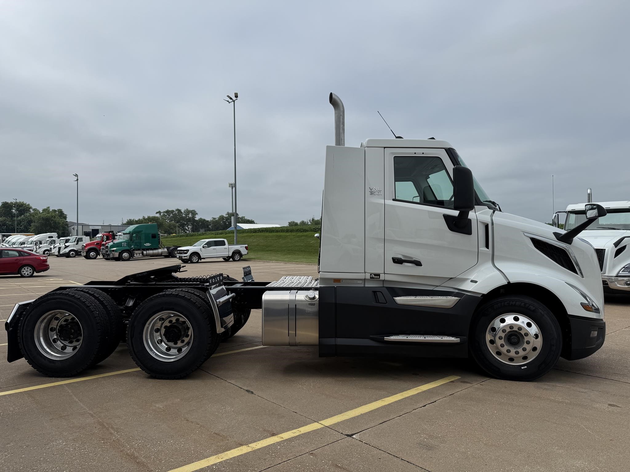 2025 VOLVO VNL64T300 - image 3 of 6