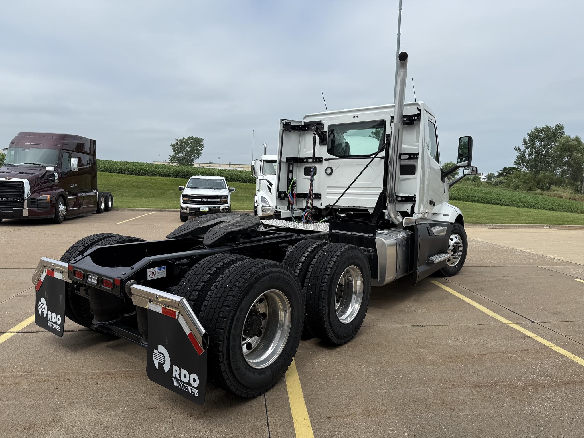 2025 VOLVO VNL64T300 - image 4 of 6