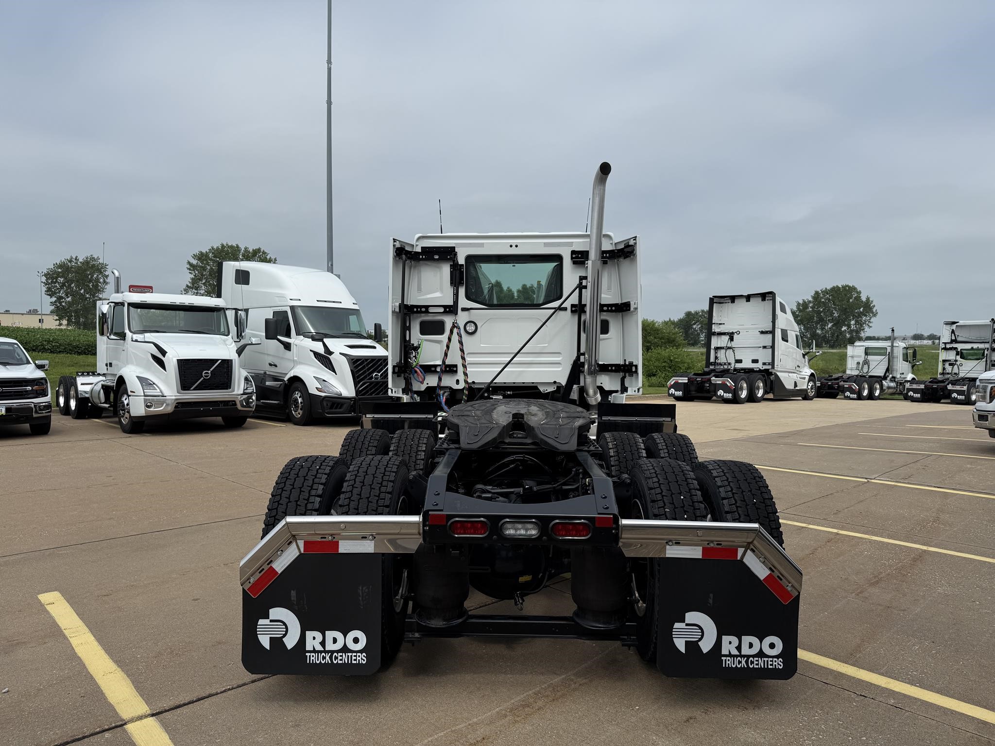 2025 VOLVO VNL64T300 - image 5 of 6