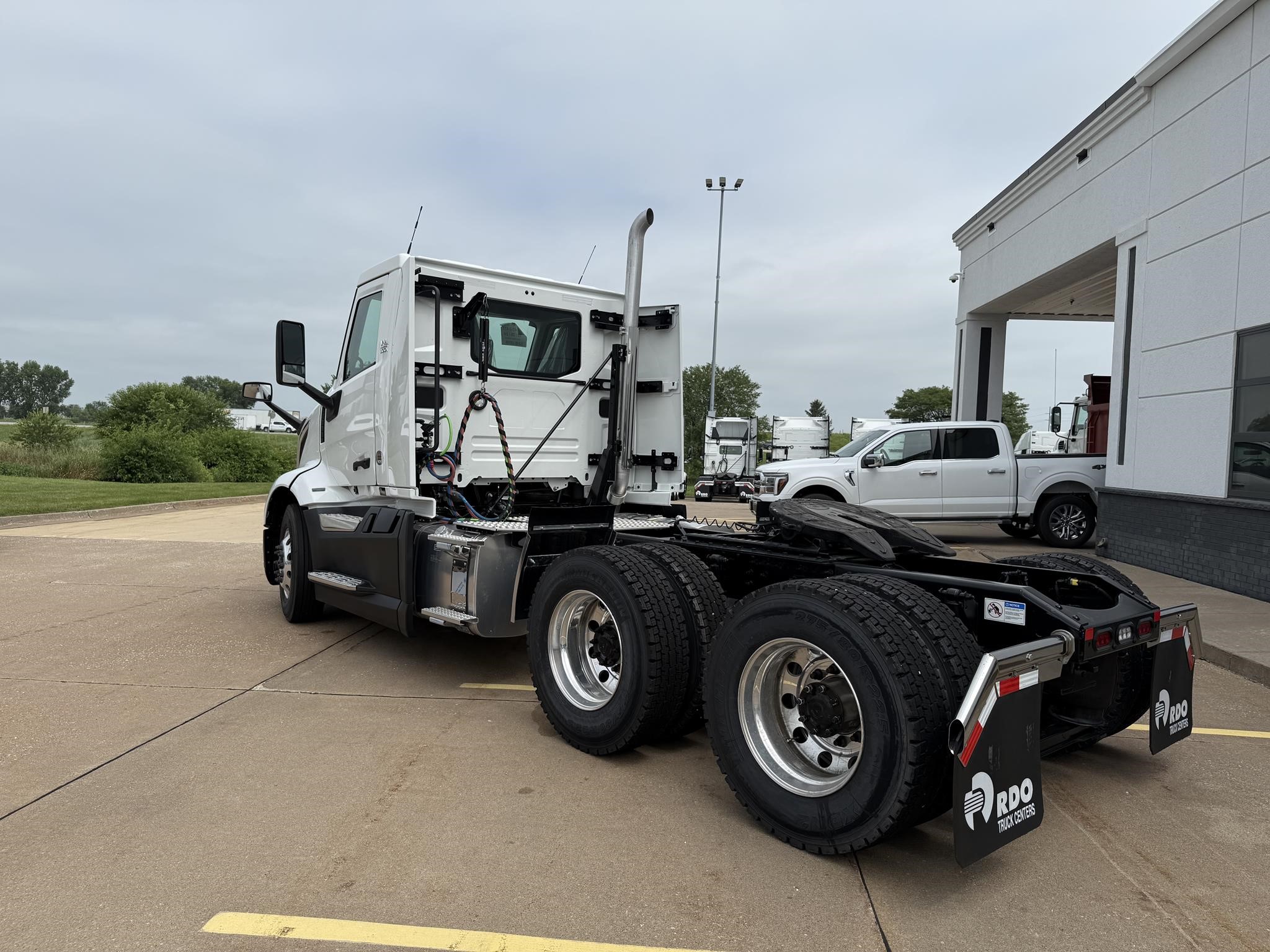 2025 VOLVO VNL64T300 - image 6 of 6