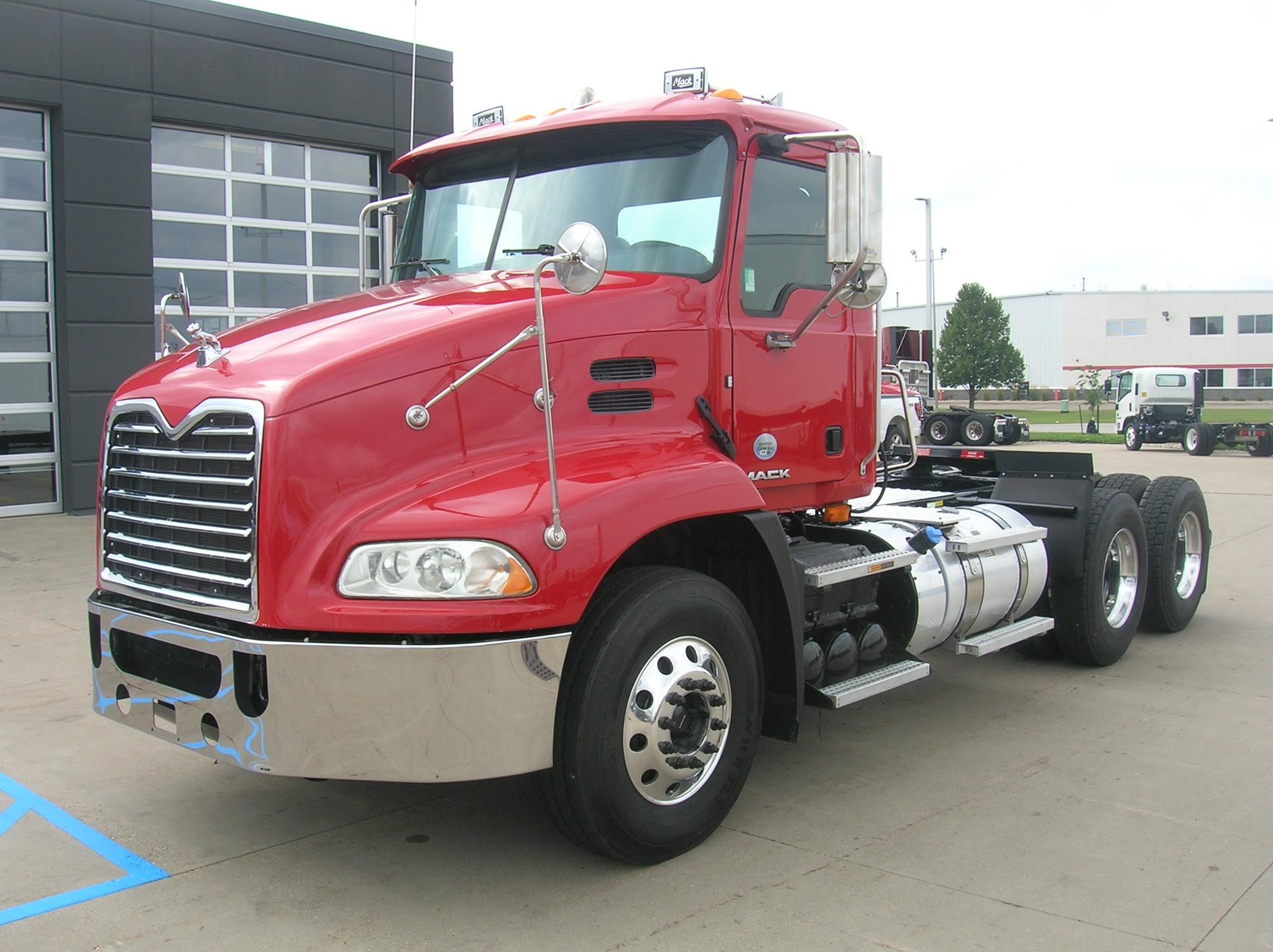 2018 MACK PINNACLE CXU613 - image 1 of 6