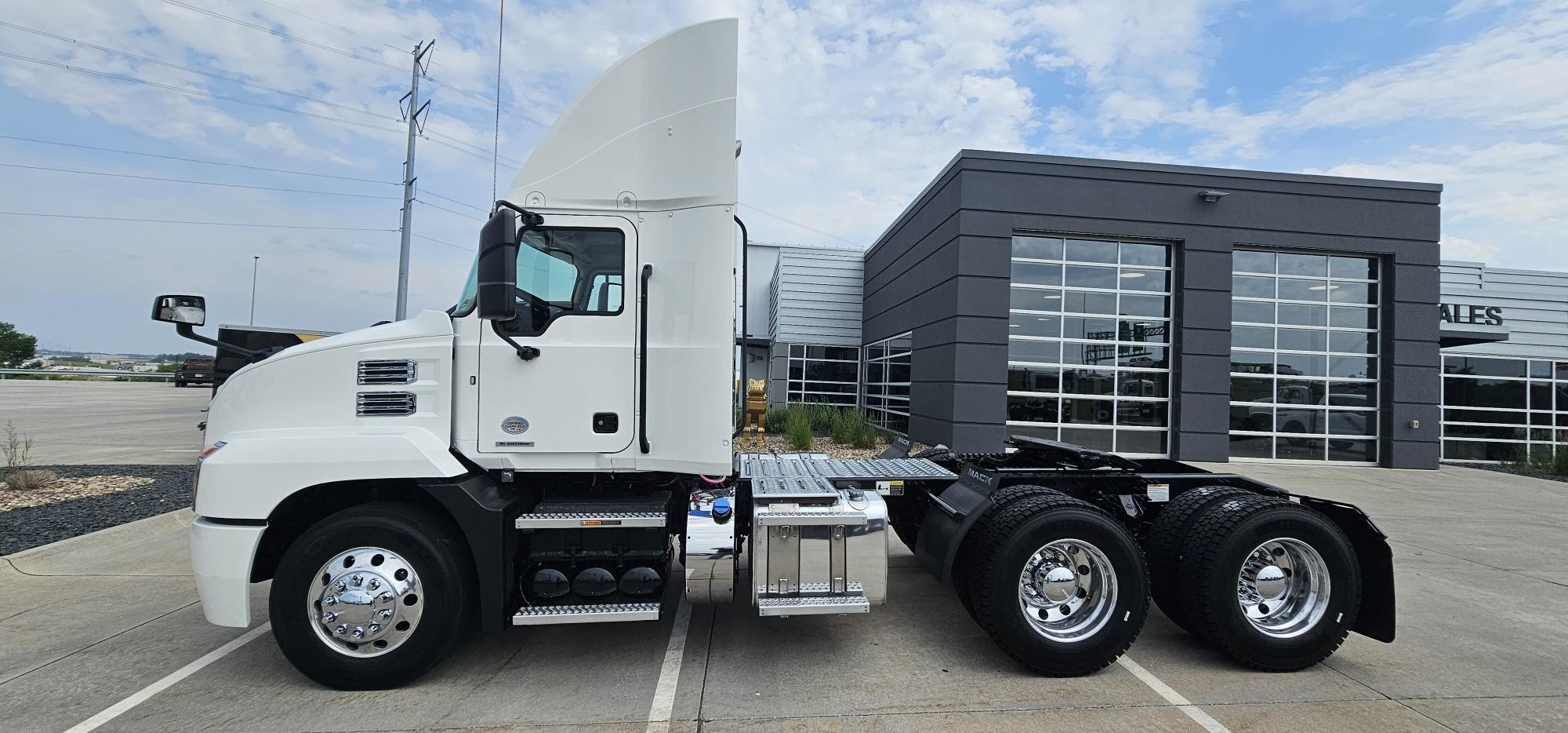 2021 MACK ANTHEM 64T - image 2 of 6