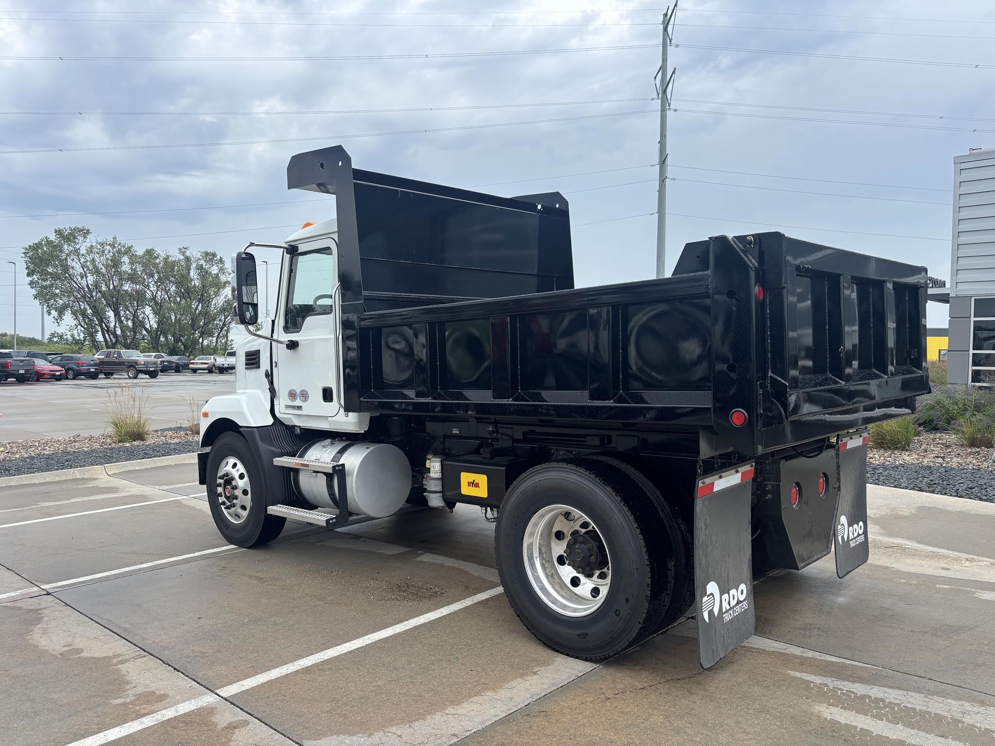 2025 MACK MD7 - image 3 of 6