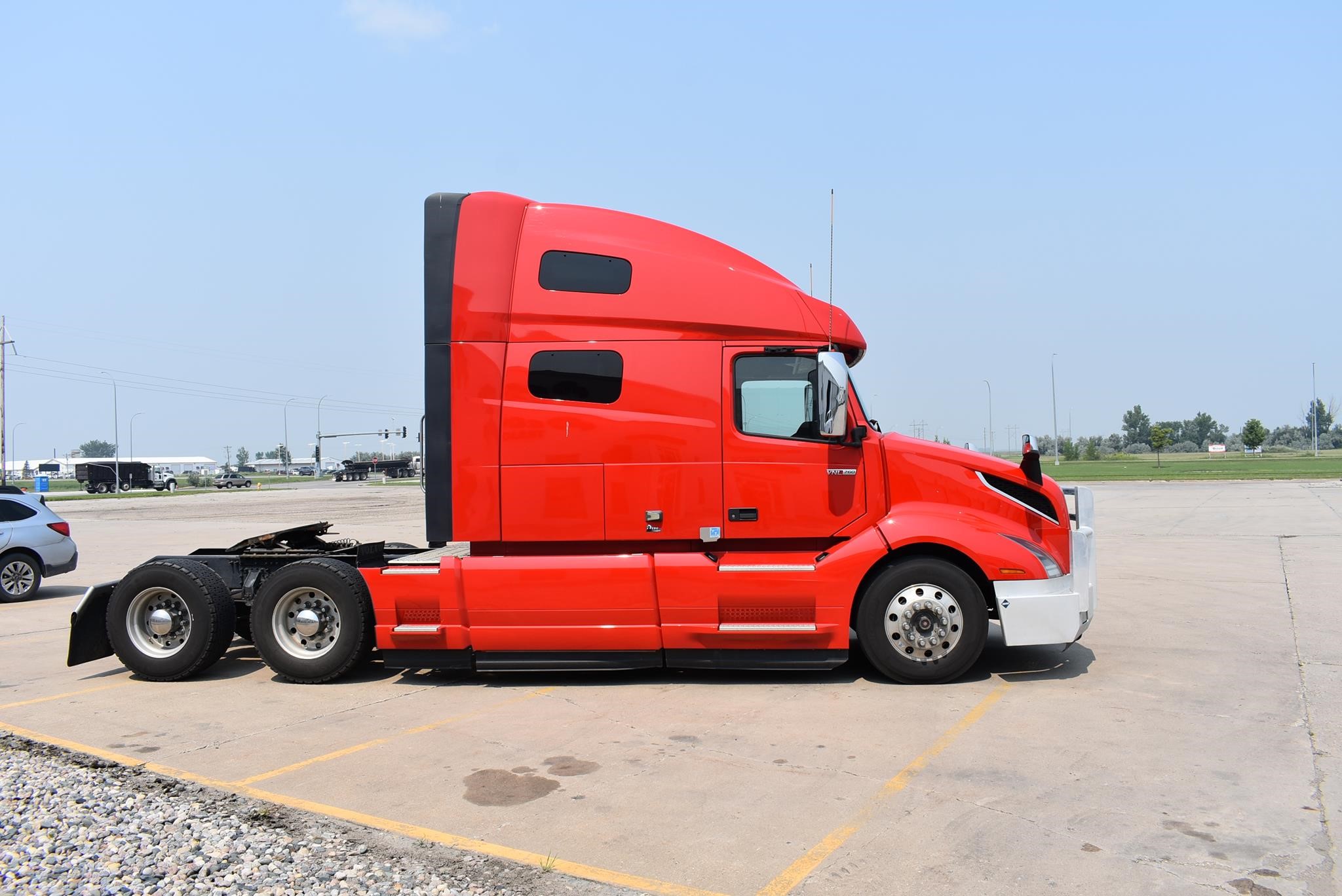 2020 VOLVO VNL64T760 - image 3 of 6