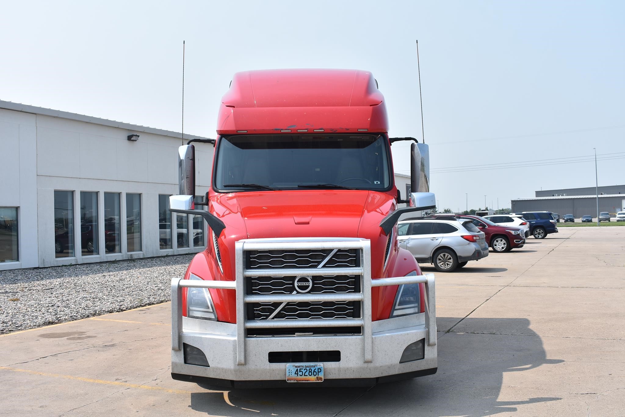 2020 VOLVO VNL64T760 - image 2 of 6