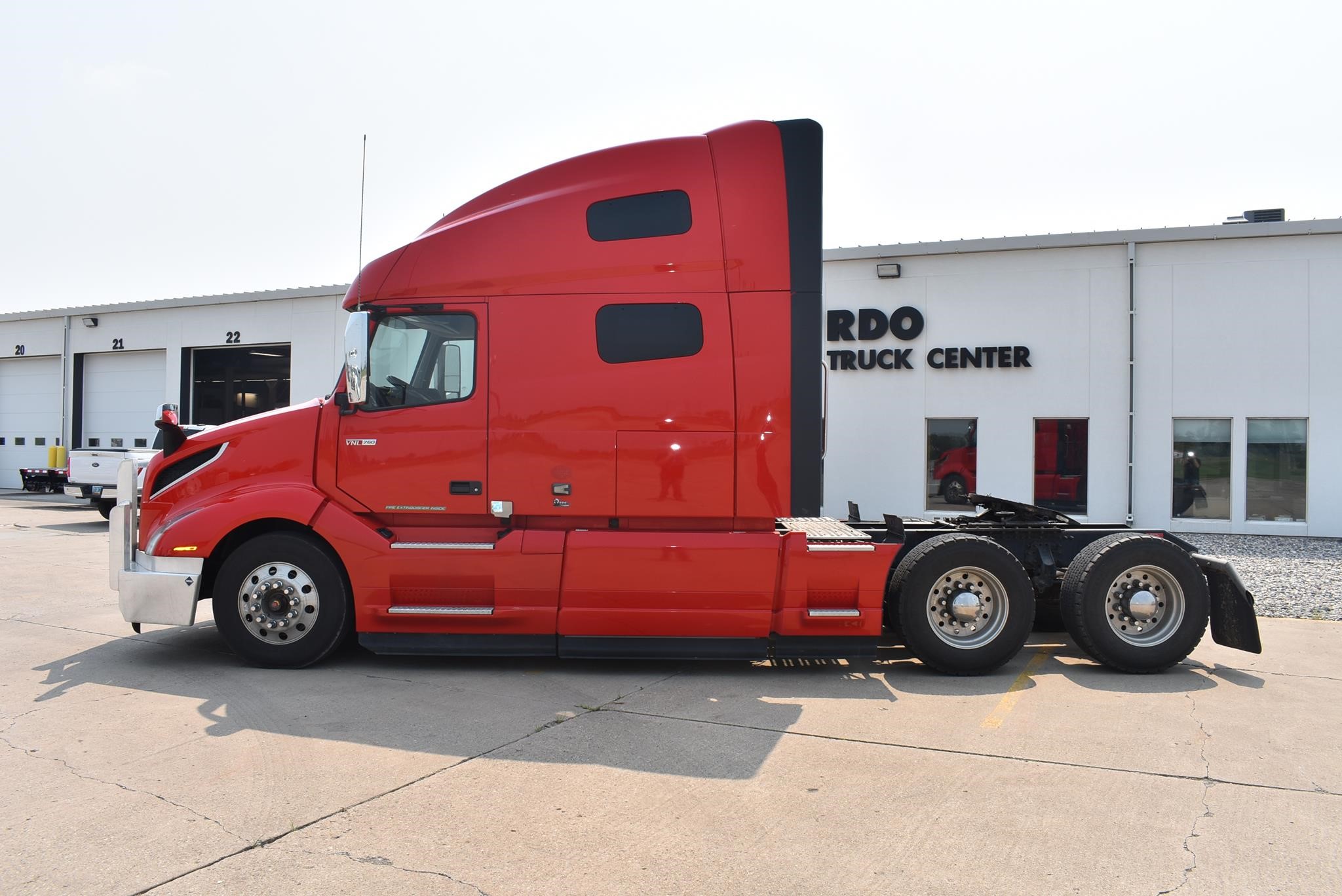 2020 VOLVO VNL64T760 - image 1 of 6