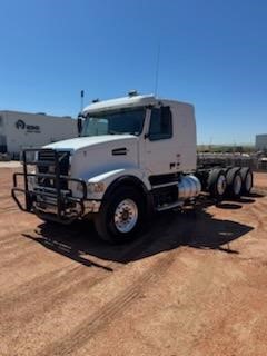 2019 VOLVO VHD84FT400 - image 1 of 6
