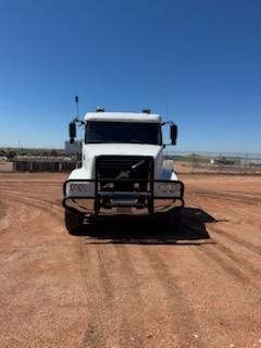 2019 VOLVO VHD84FT400 - image 2 of 6