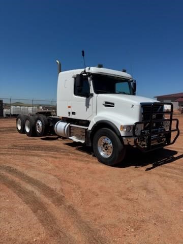 2019 VOLVO VHD84FT400 - image 3 of 6