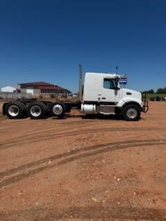 2019 VOLVO VHD84FT400 - image 4 of 6