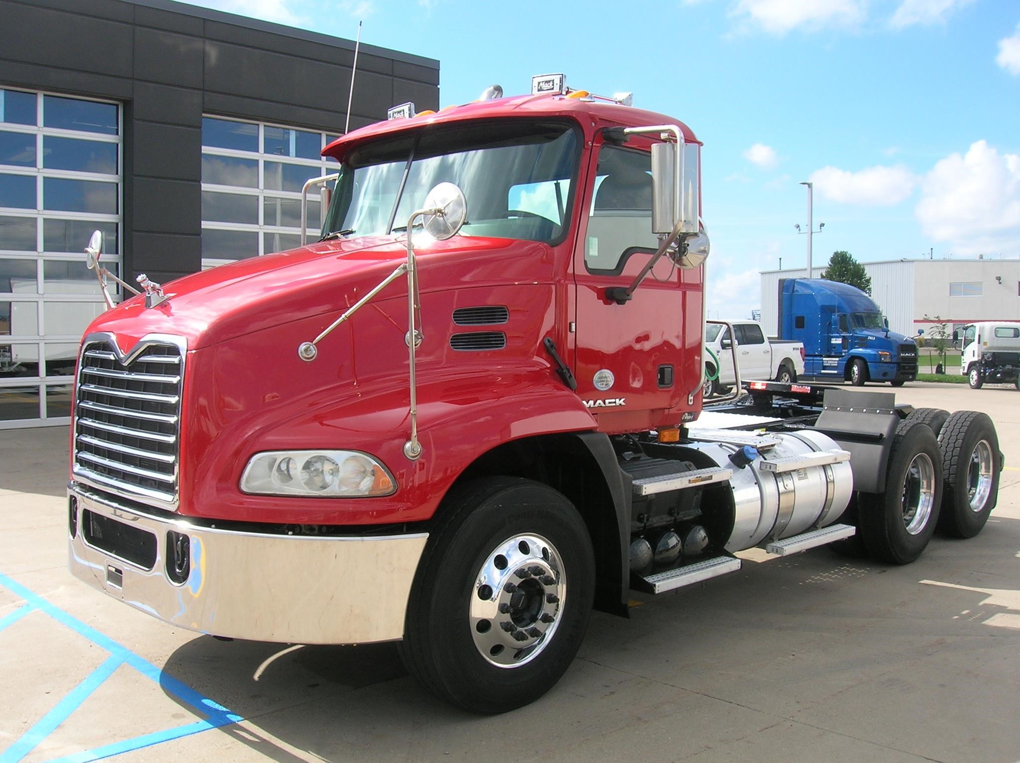 2018 MACK PINNACLE CXU613 - image 1 of 6