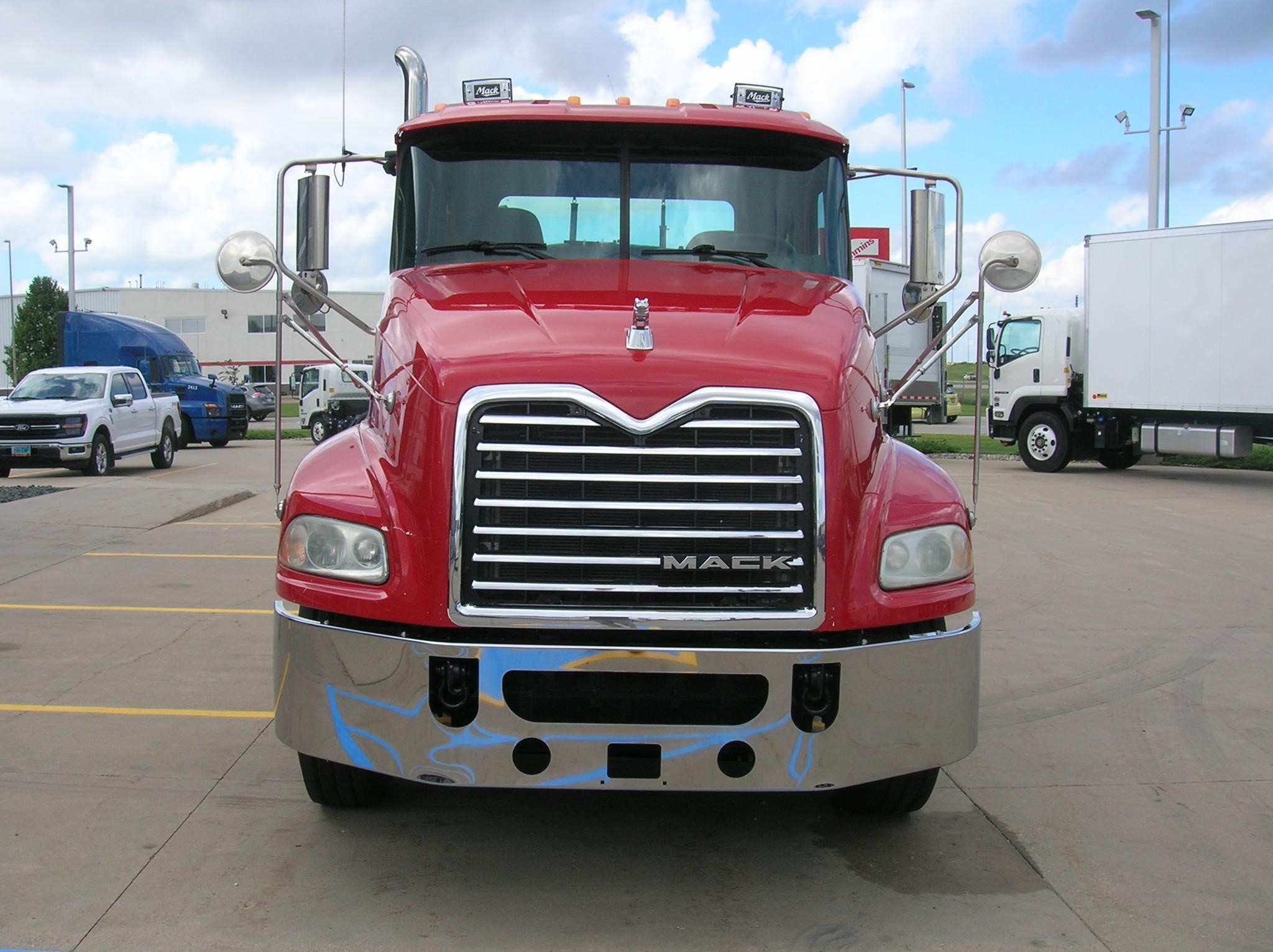 2018 MACK PINNACLE CXU613 - image 2 of 6