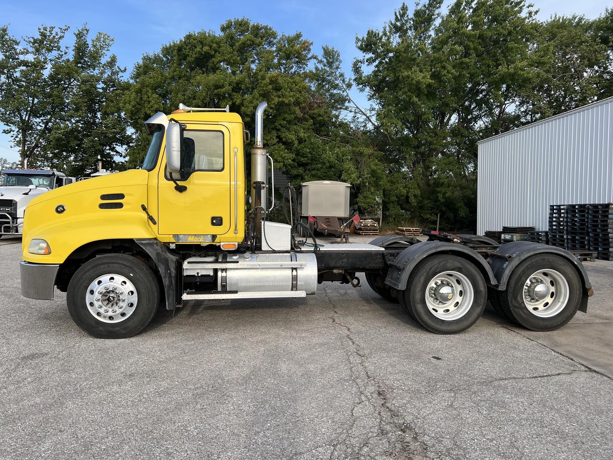 2006 MACK VISION CXN613 - image 2 of 6