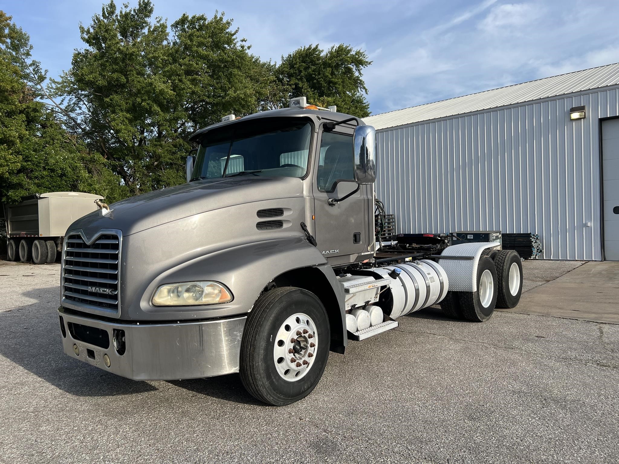 2014 MACK PINNACLE CXU613 - image 1 of 6