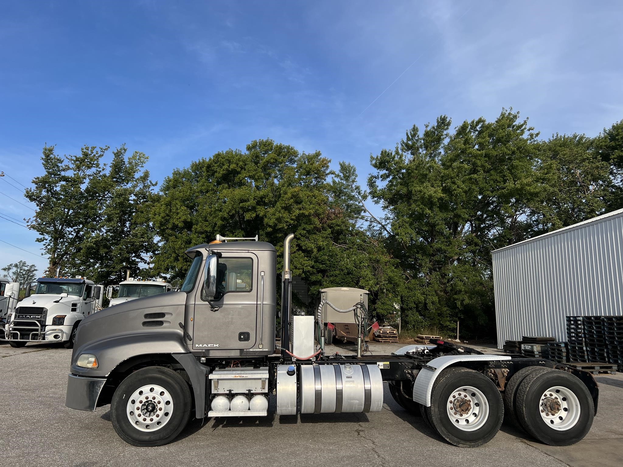 2014 MACK PINNACLE CXU613 - image 2 of 6