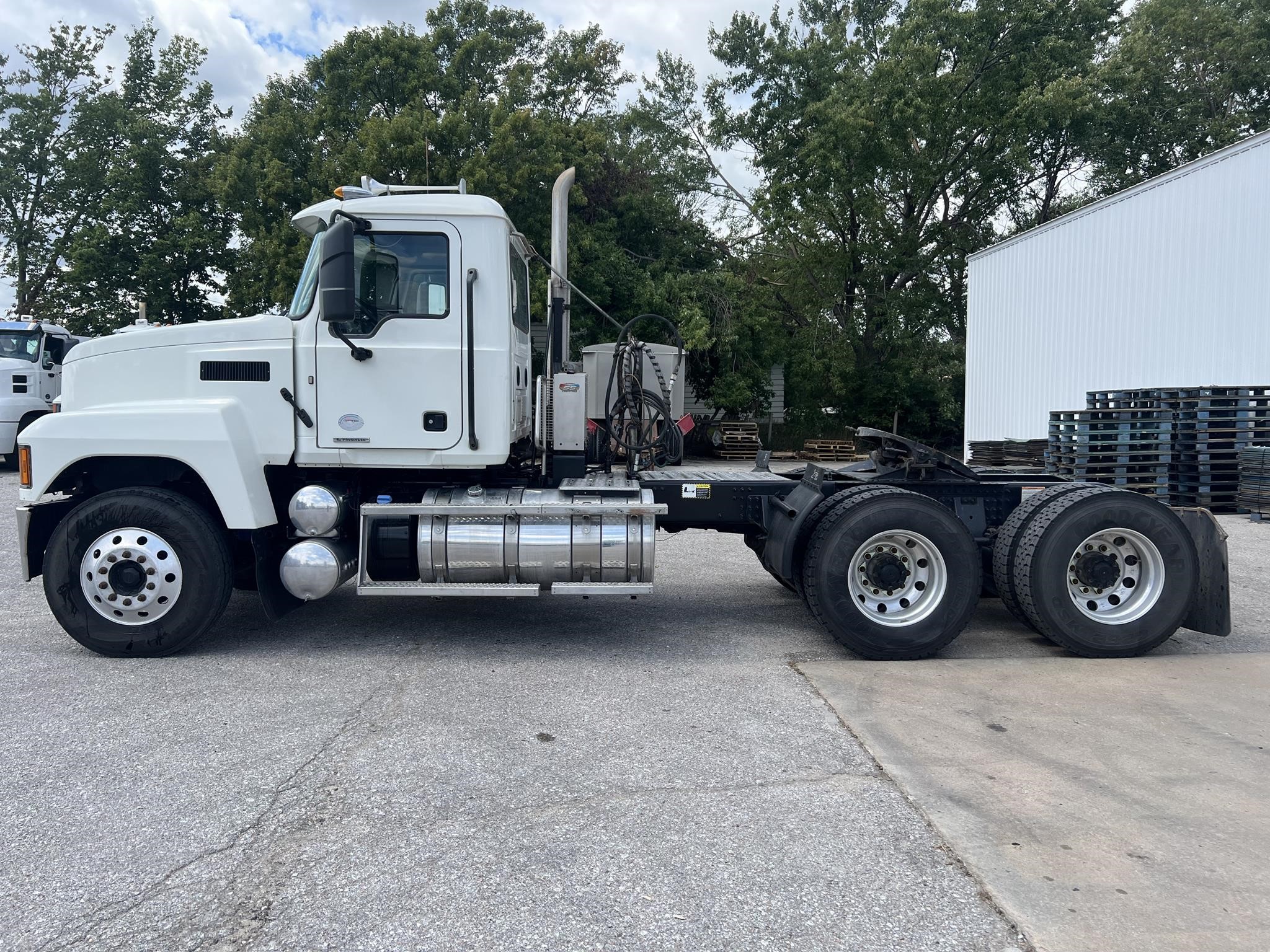 2020 MACK PINNACLE 64T - image 2 of 6