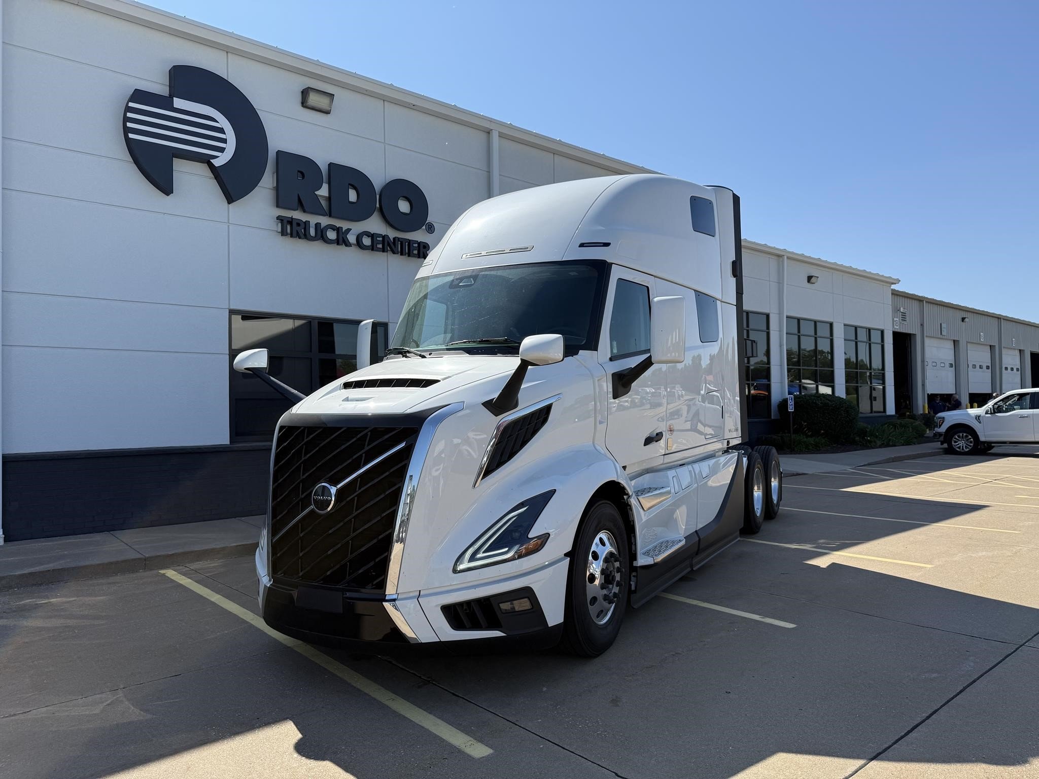 2026 VOLVO VNL64T860 - image 1 of 6