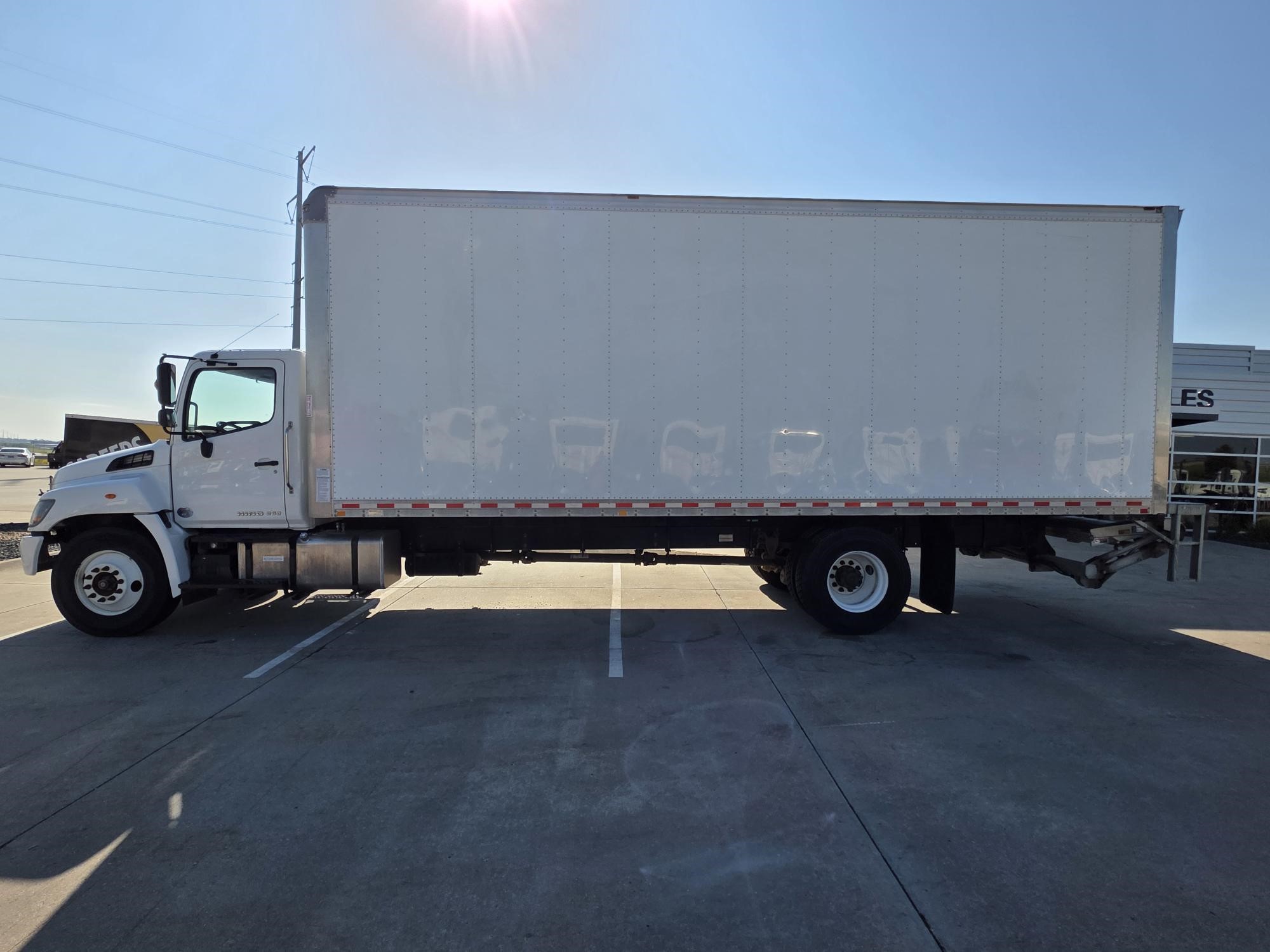 2020 HINO 268A - image 2 of 6