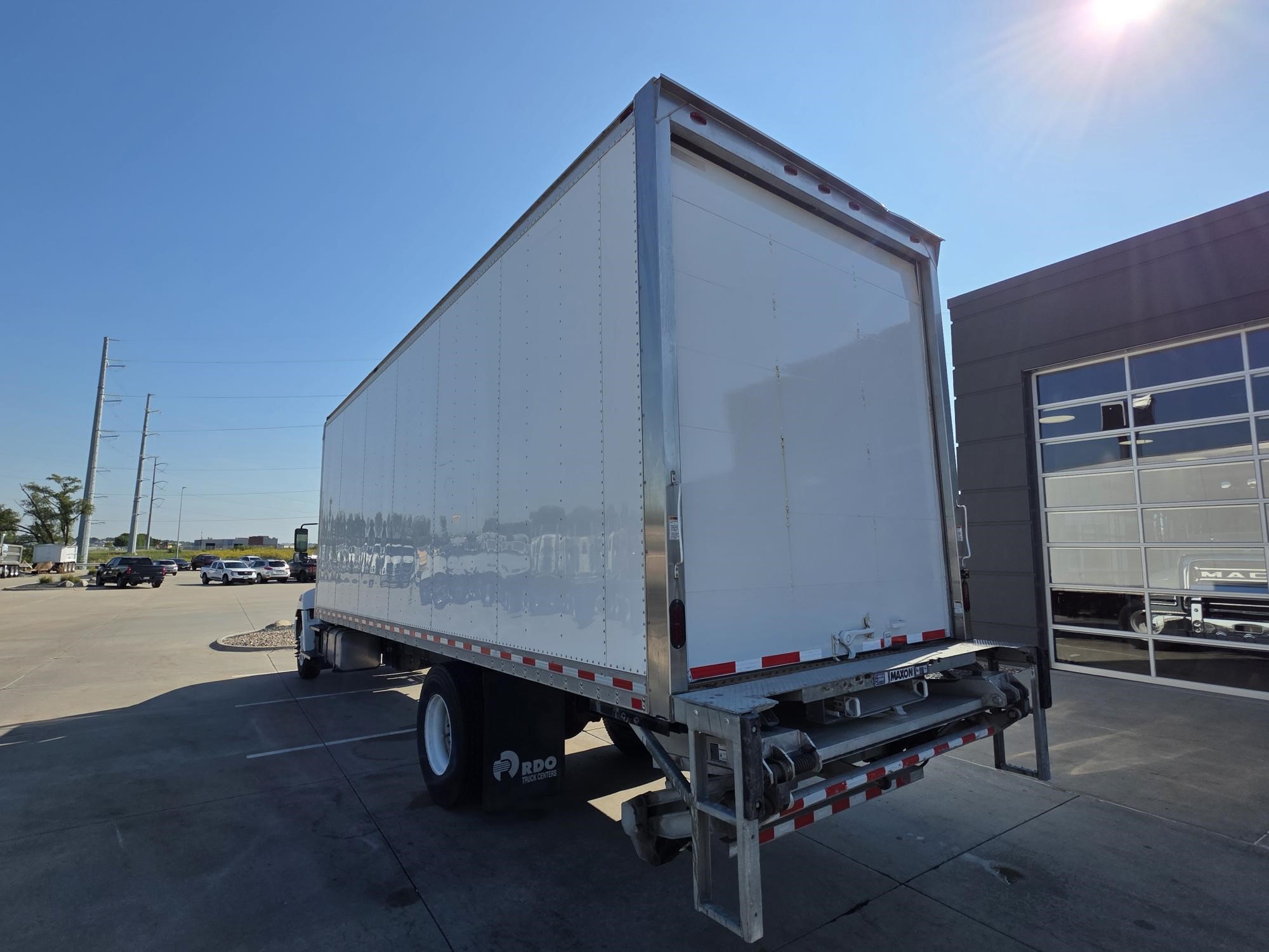 2020 HINO 268A - image 3 of 6