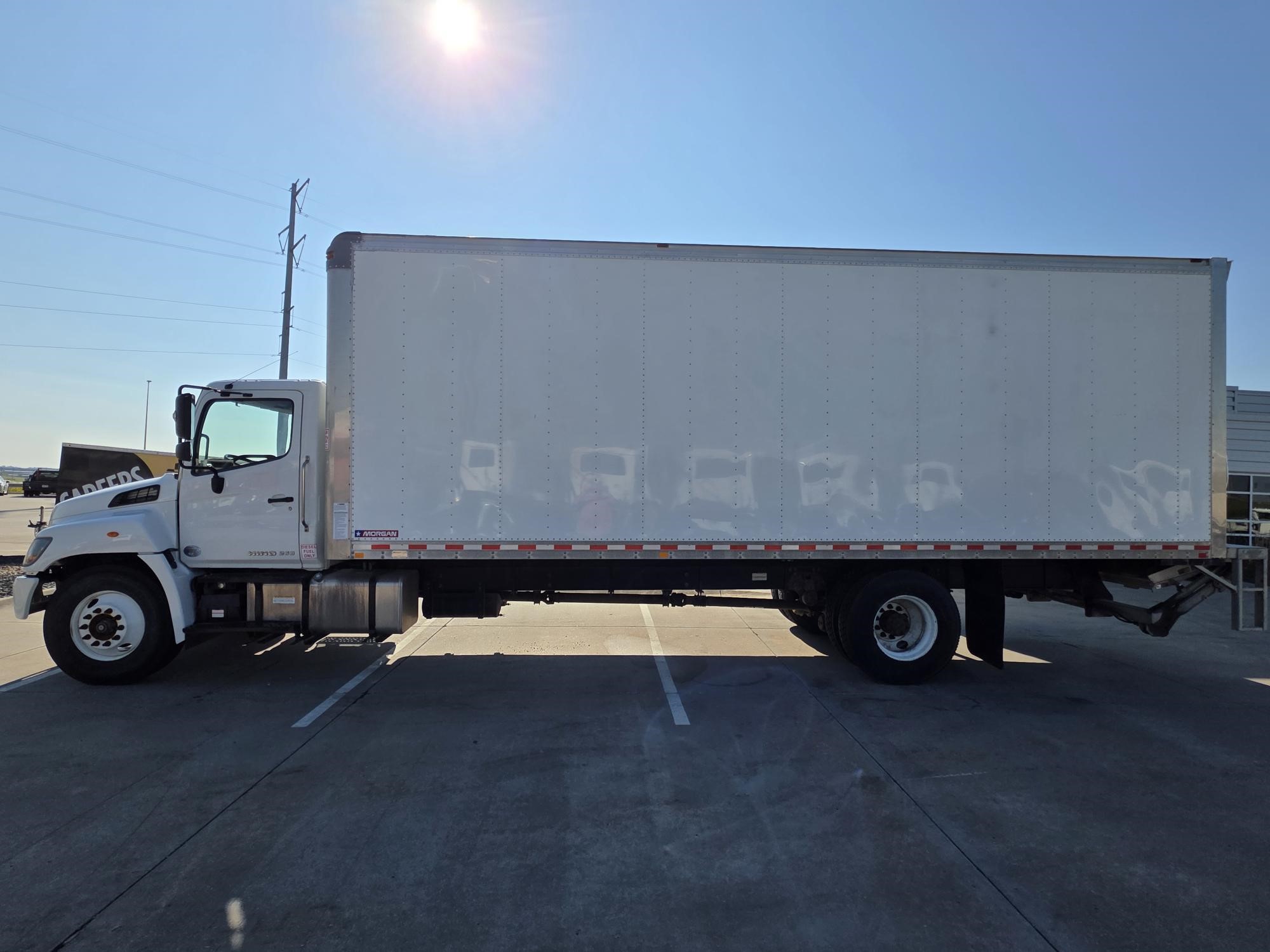 2020 HINO 268A - image 2 of 6