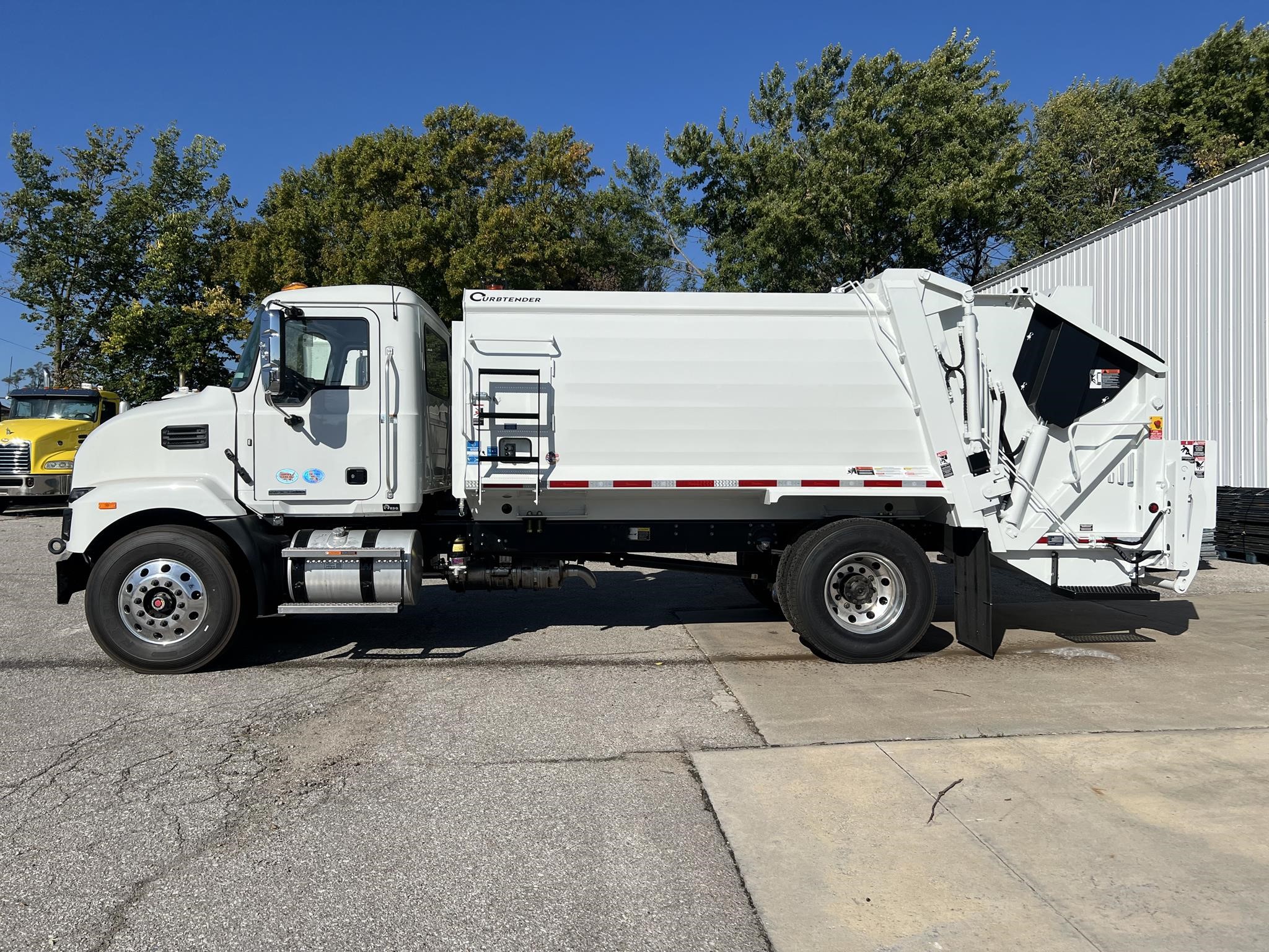 2026 MACK MD7 - image 2 of 6