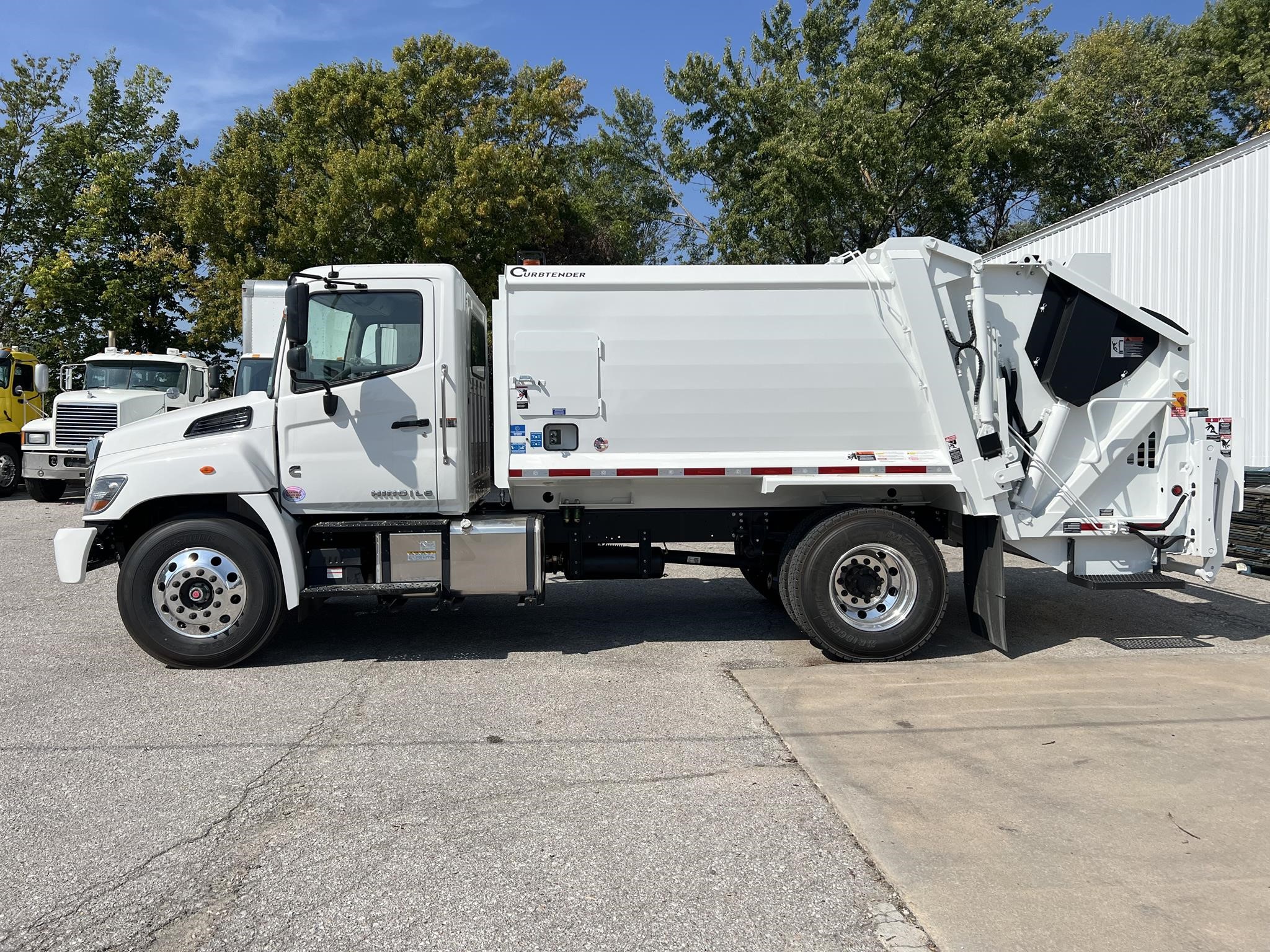 2025 HINO L7 - image 2 of 6