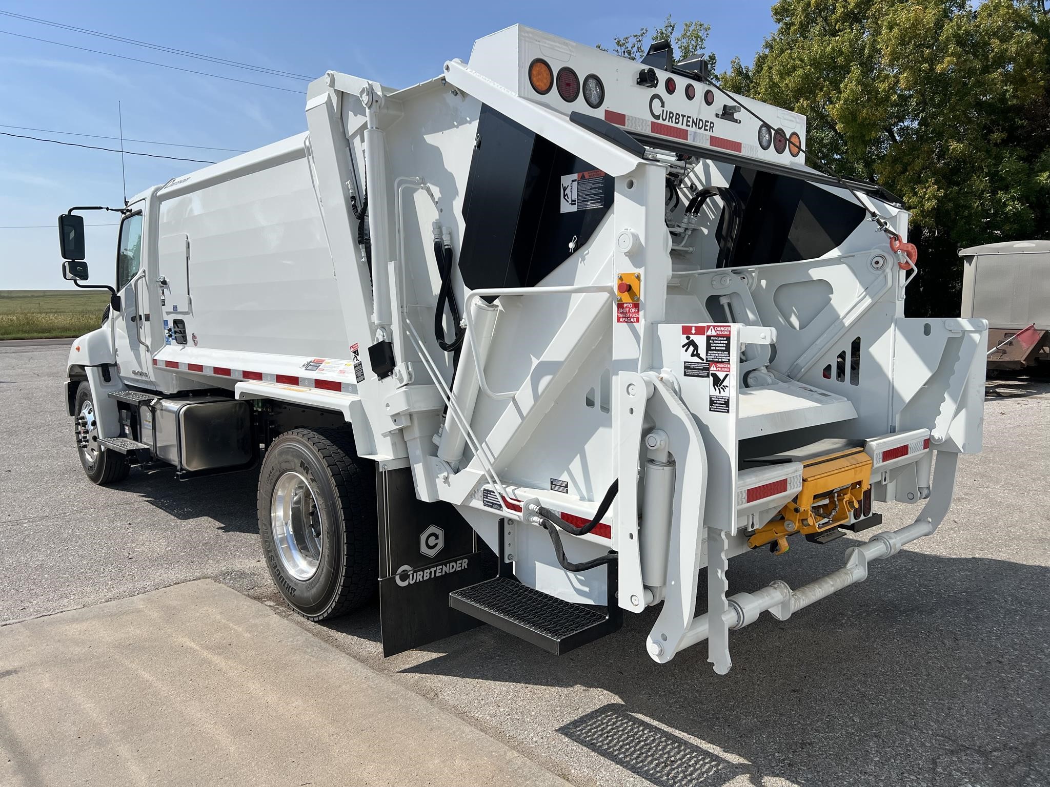 2025 HINO L7 - image 3 of 6