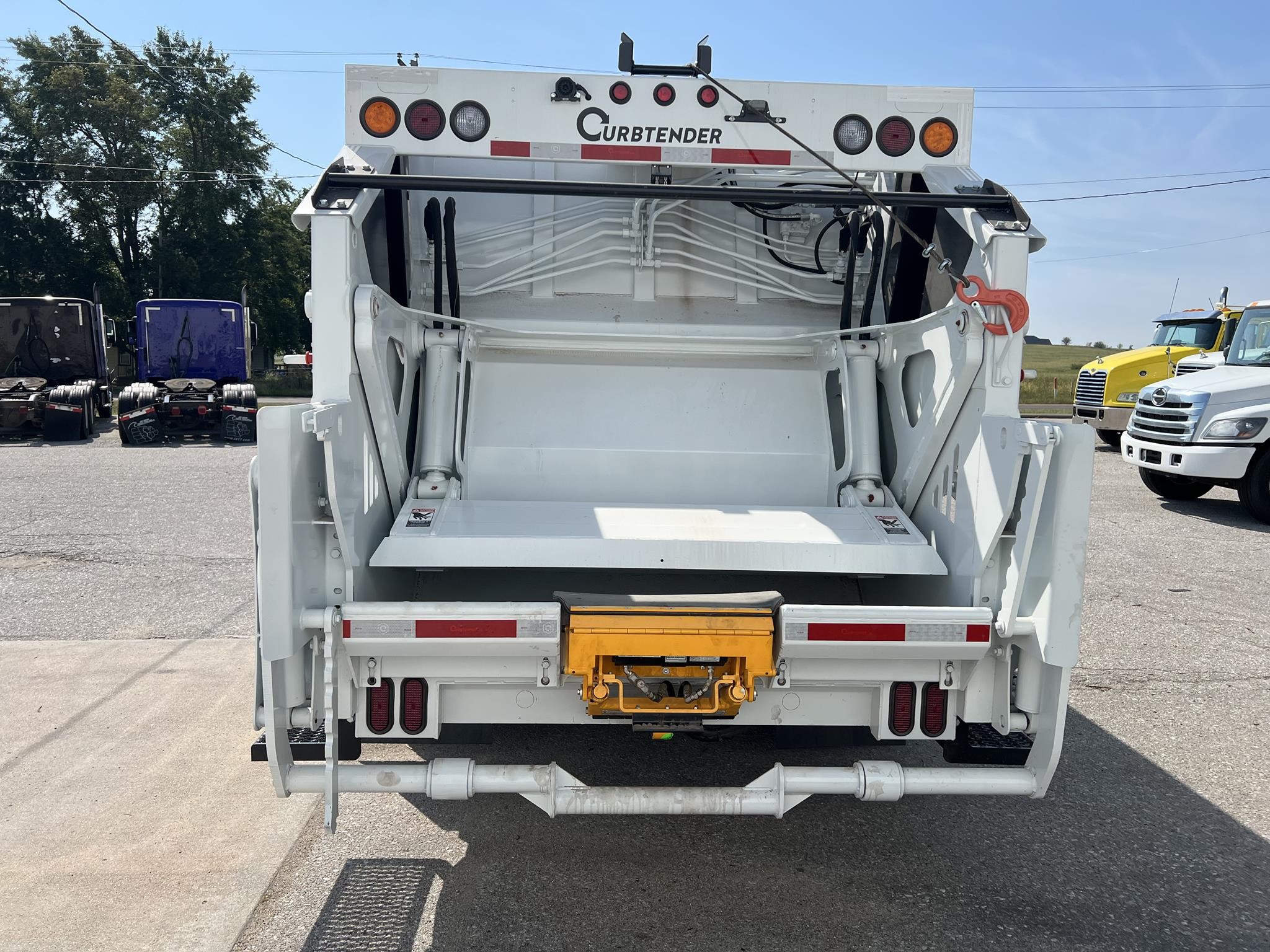 2025 HINO L7 - image 4 of 6
