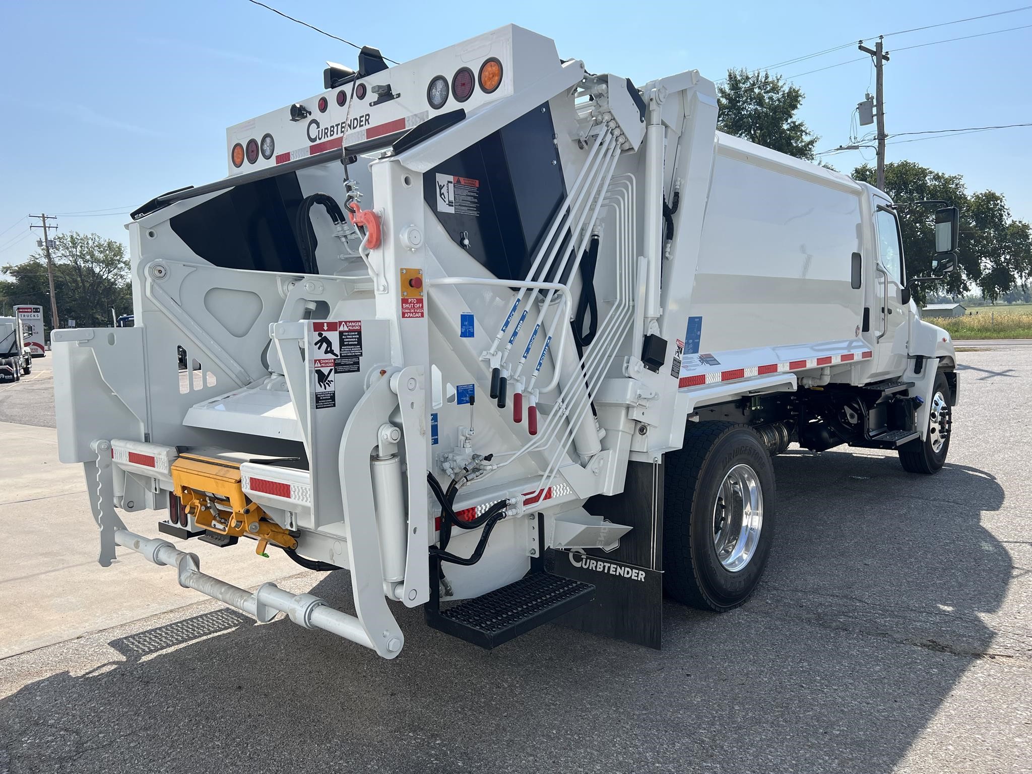 2025 HINO L7 - image 5 of 6