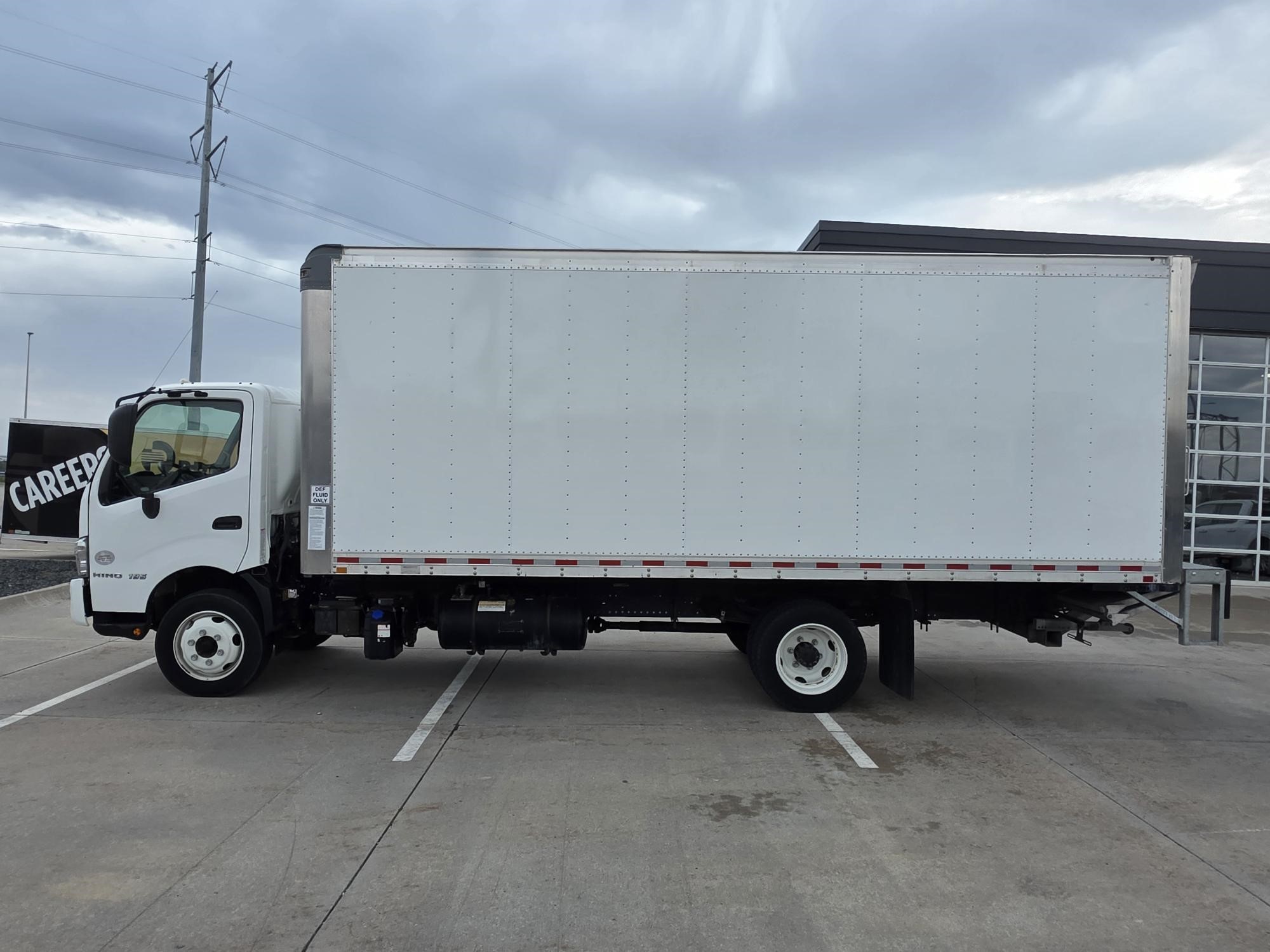 2019 HINO 195 - image 2 of 6