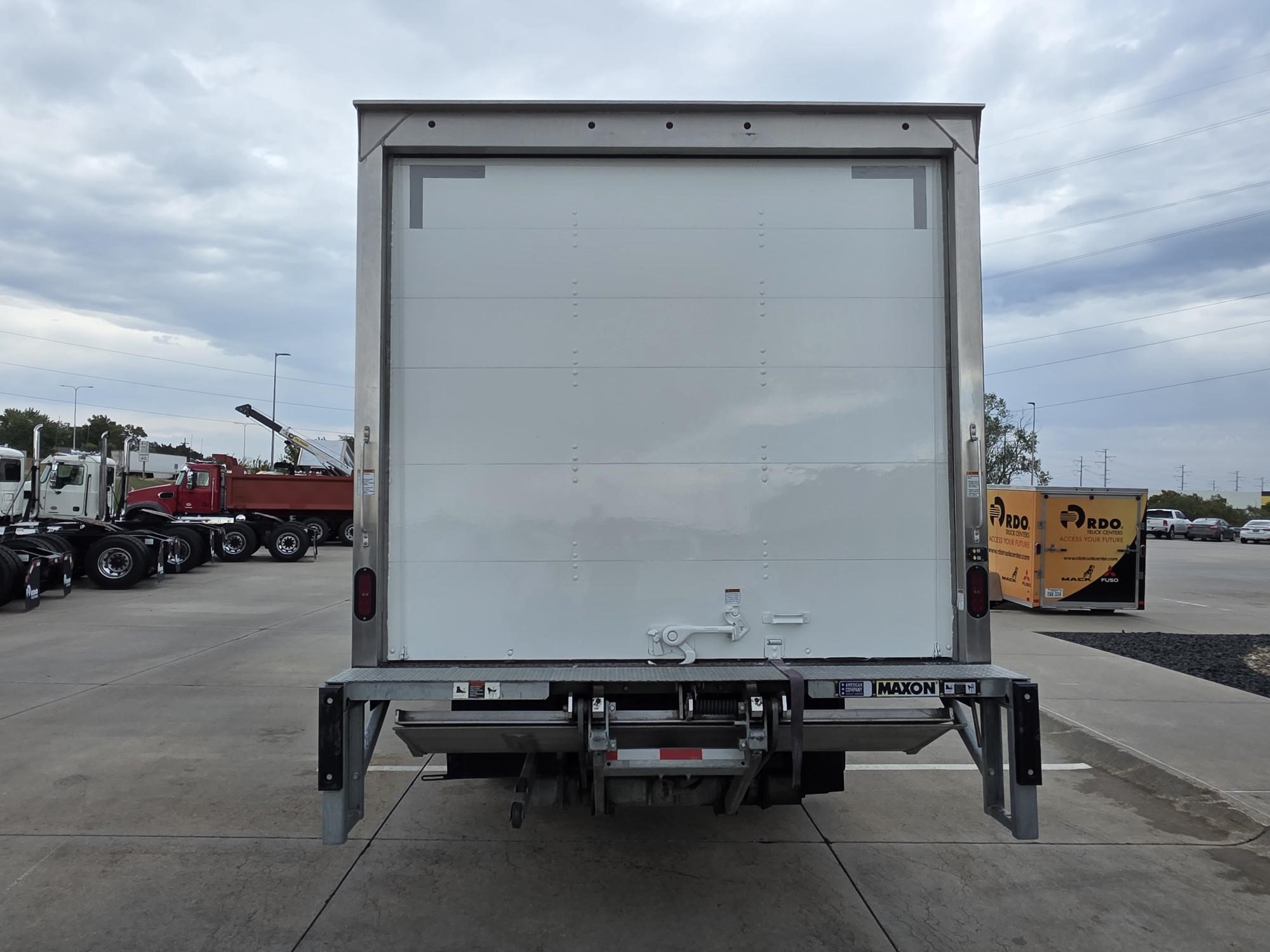 2019 HINO 195 - image 4 of 6