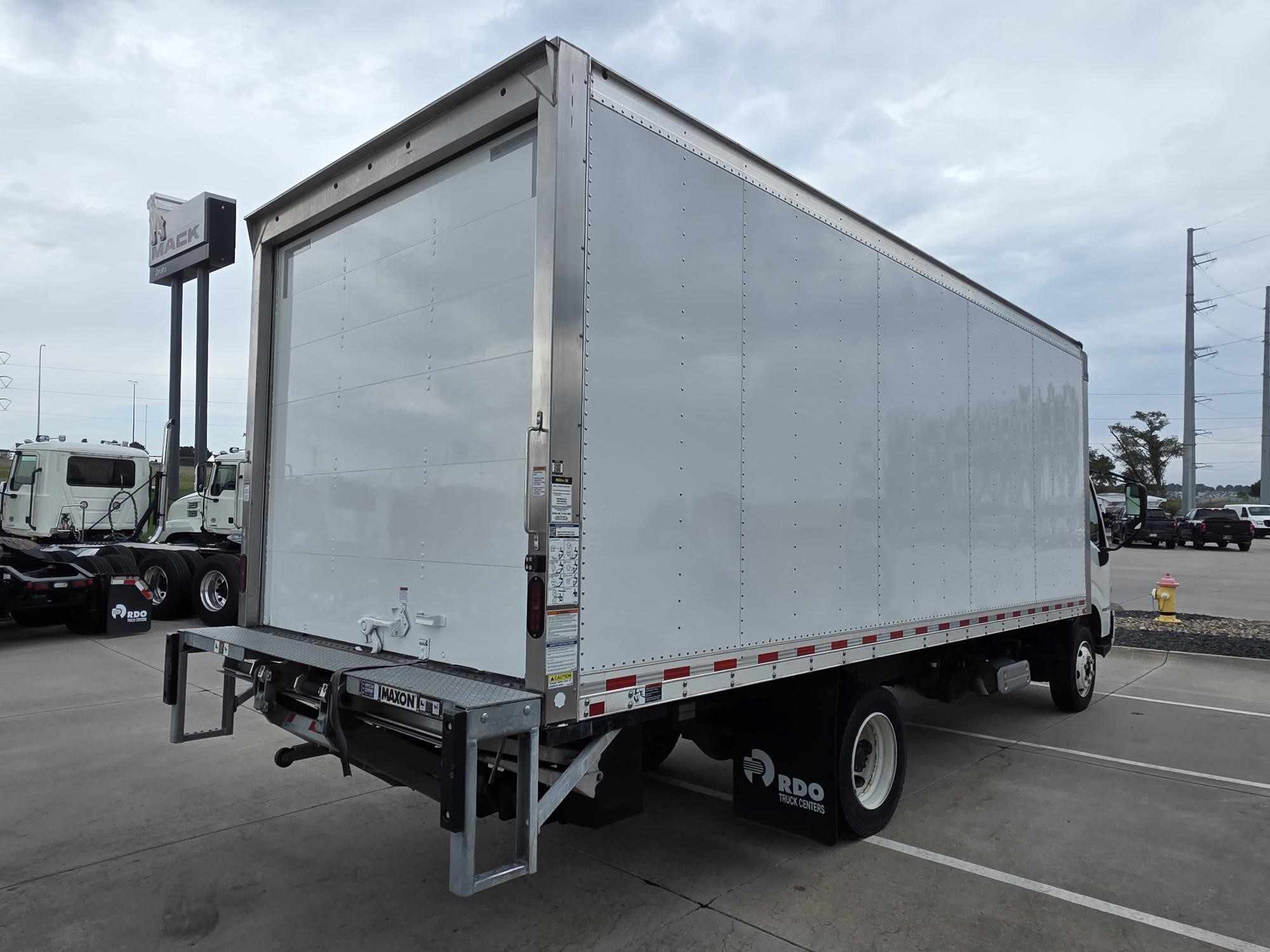 2019 HINO 195 - image 5 of 6