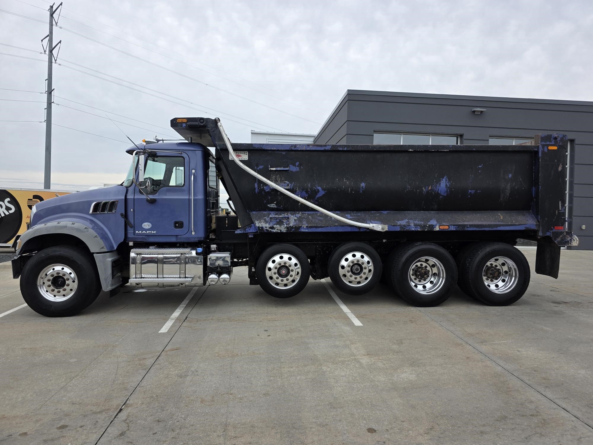 2018 MACK GRANITE GU713 - image 2 of 6