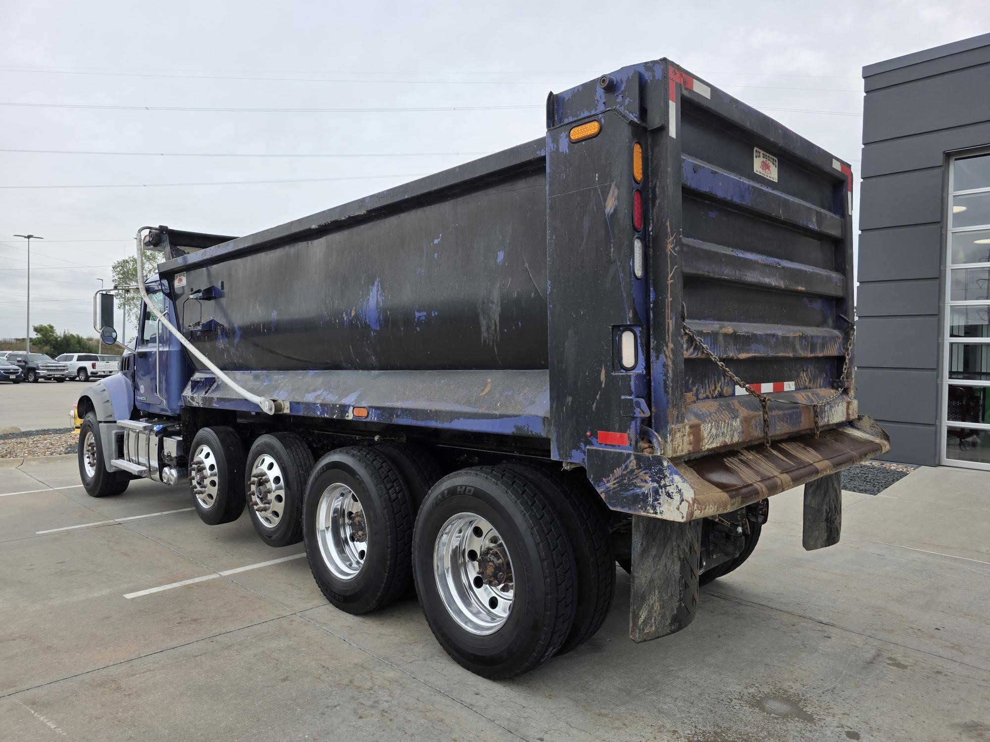 2018 MACK GRANITE GU713 - image 3 of 6