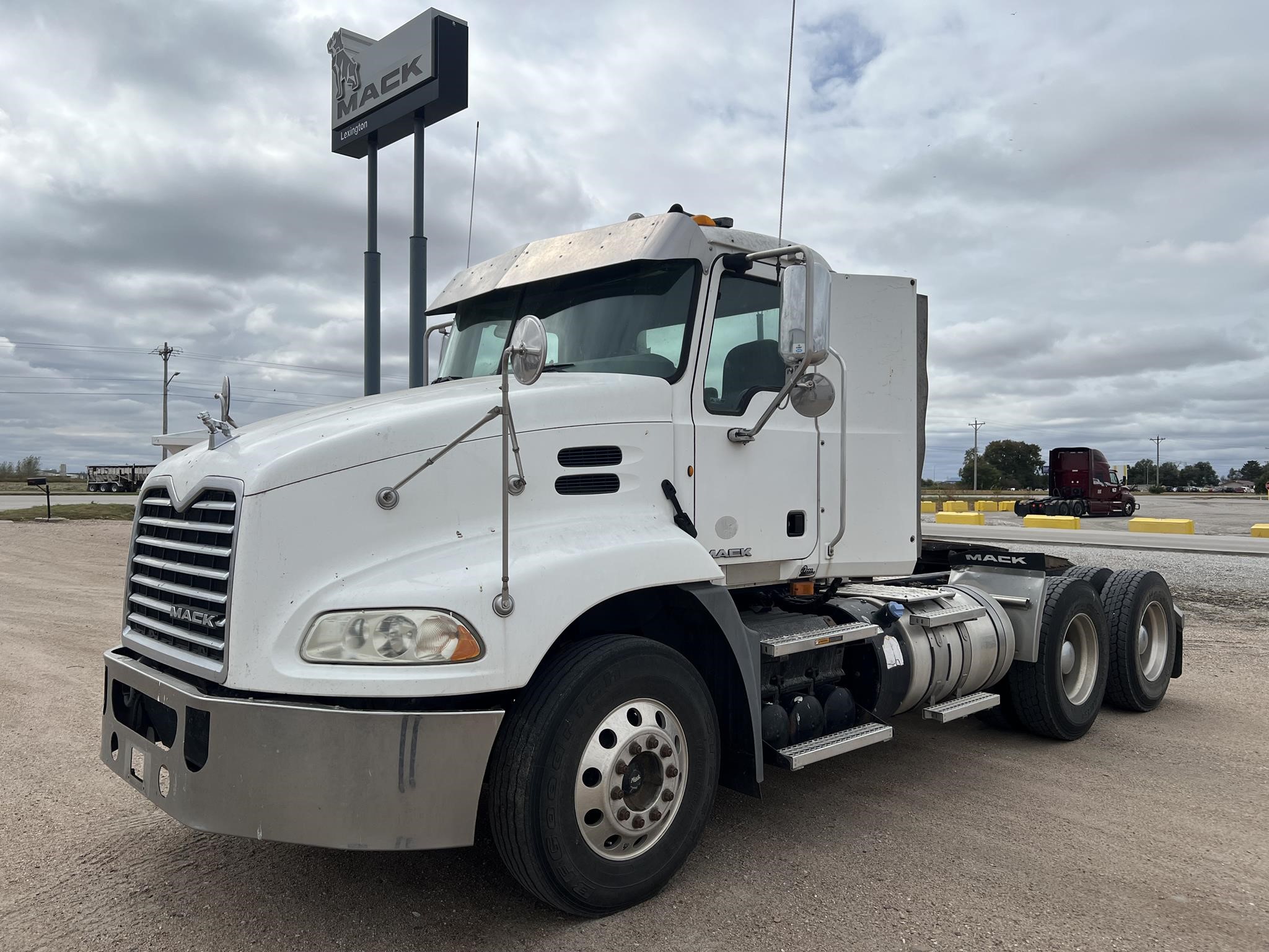 2013 MACK PINNACLE CXU613 - image 1 of 6