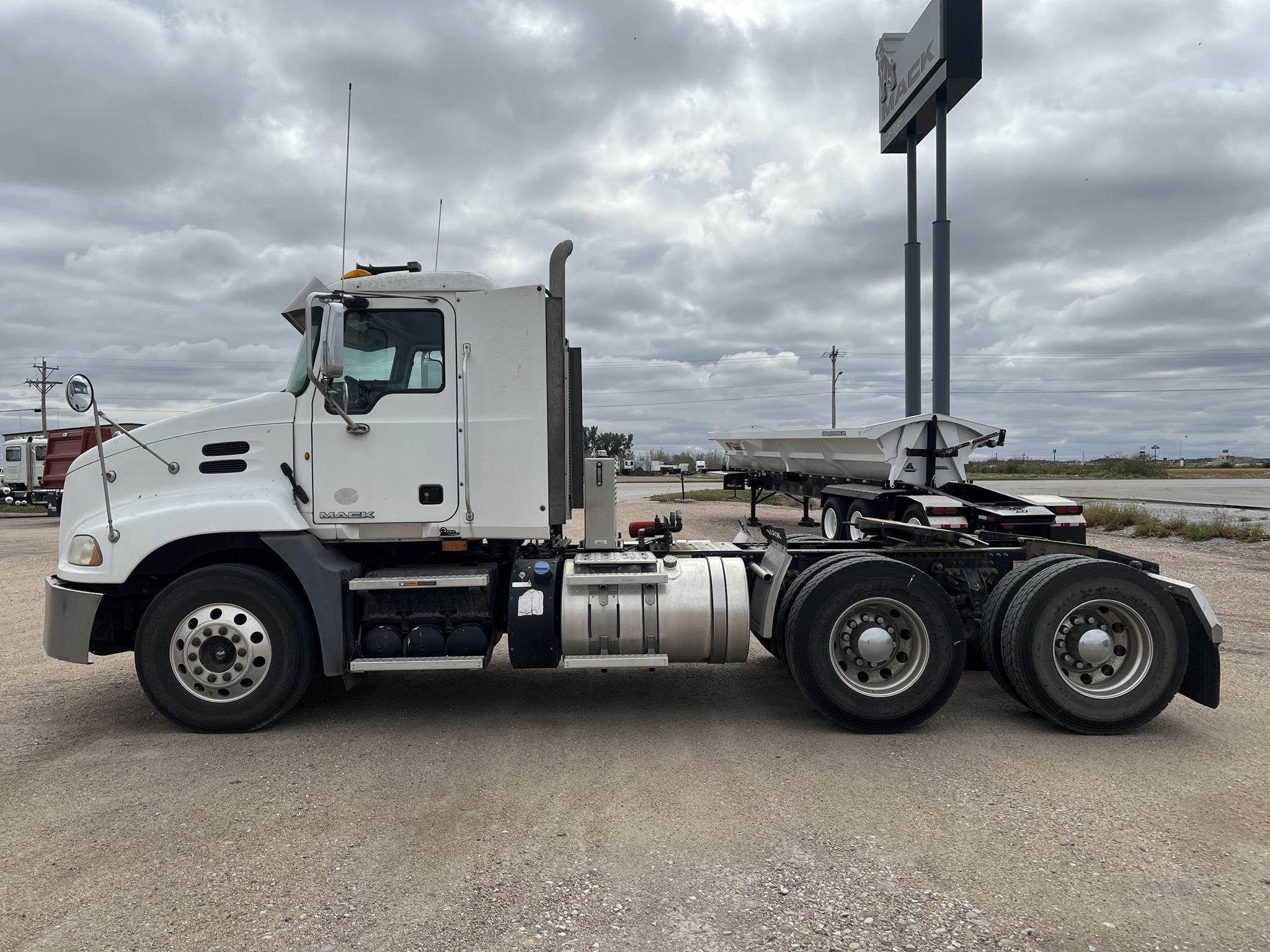 2013 MACK PINNACLE CXU613 - image 2 of 6