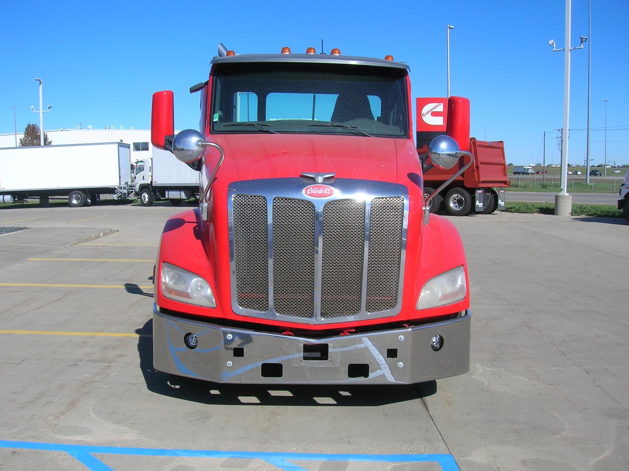 2014 PETERBILT 579 - image 2 of 6