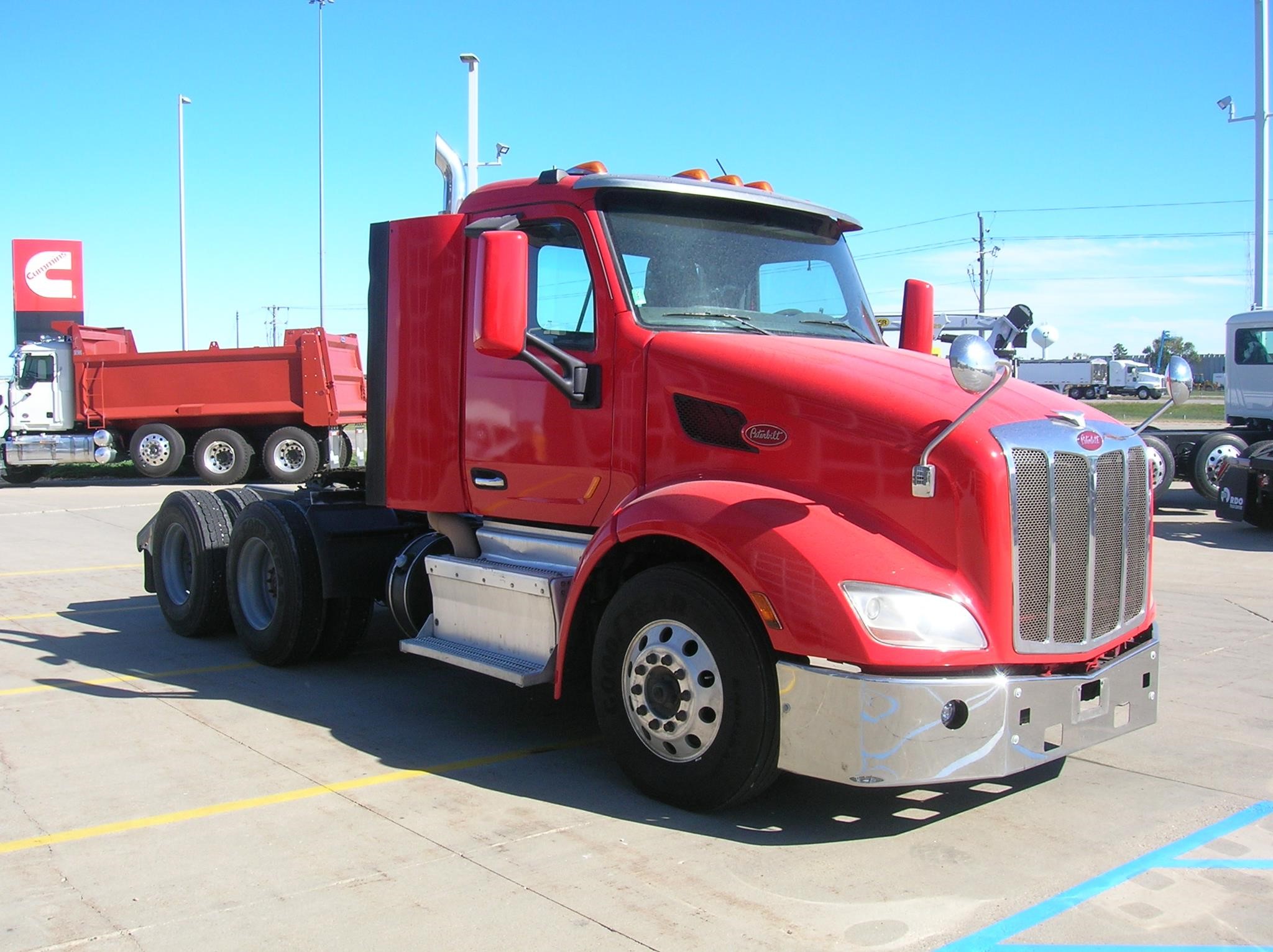 2014 PETERBILT 579 - image 3 of 6