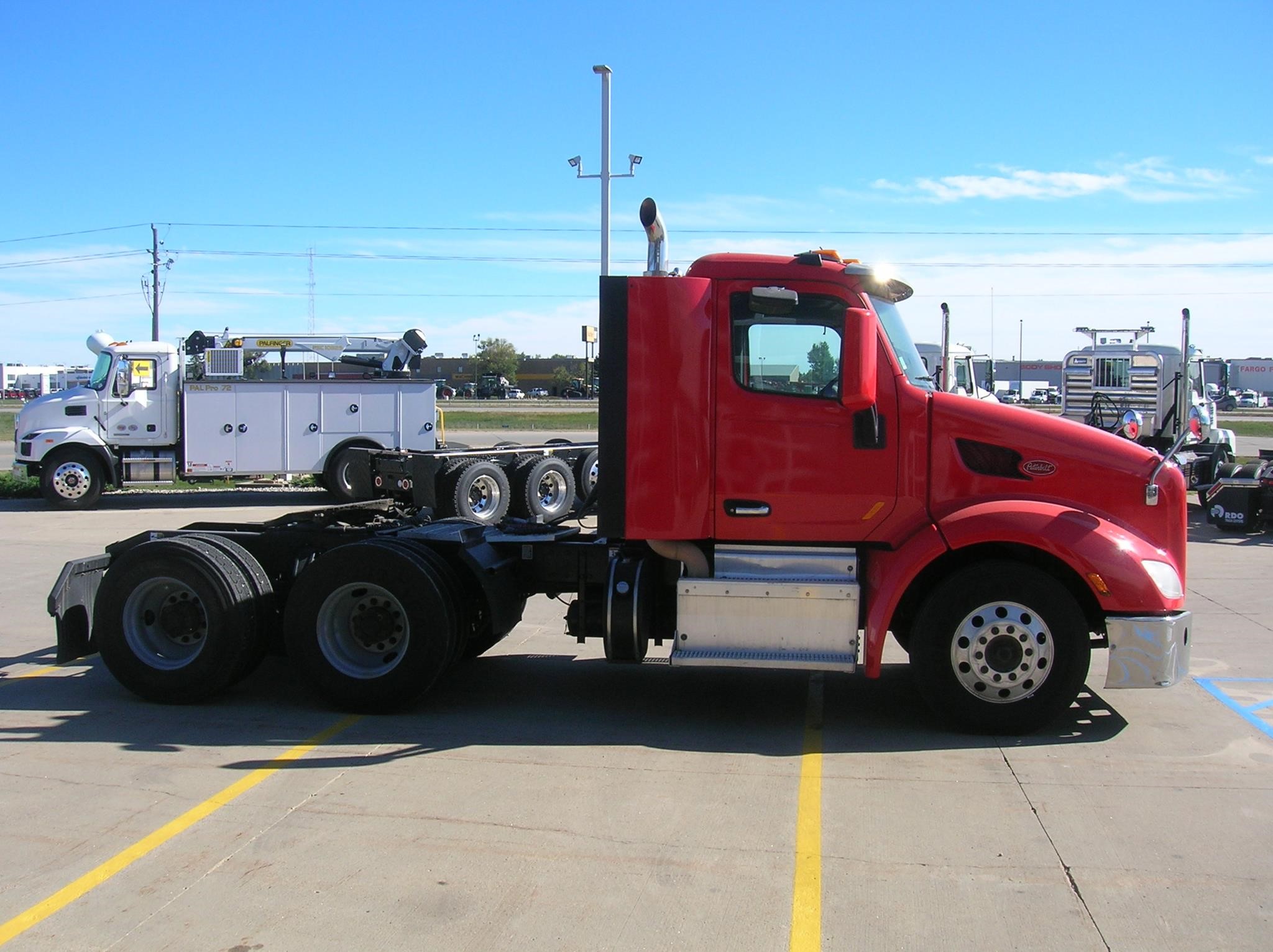 2014 PETERBILT 579 - image 4 of 6