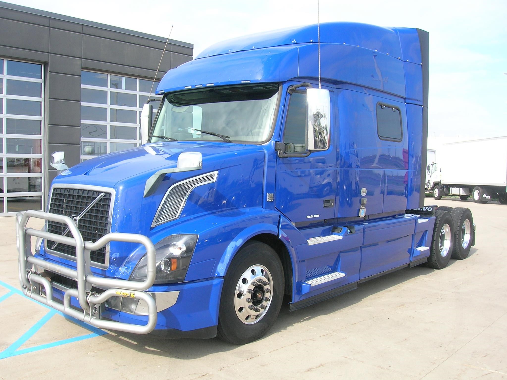 2018 VOLVO VNL64T730 - image 1 of 6