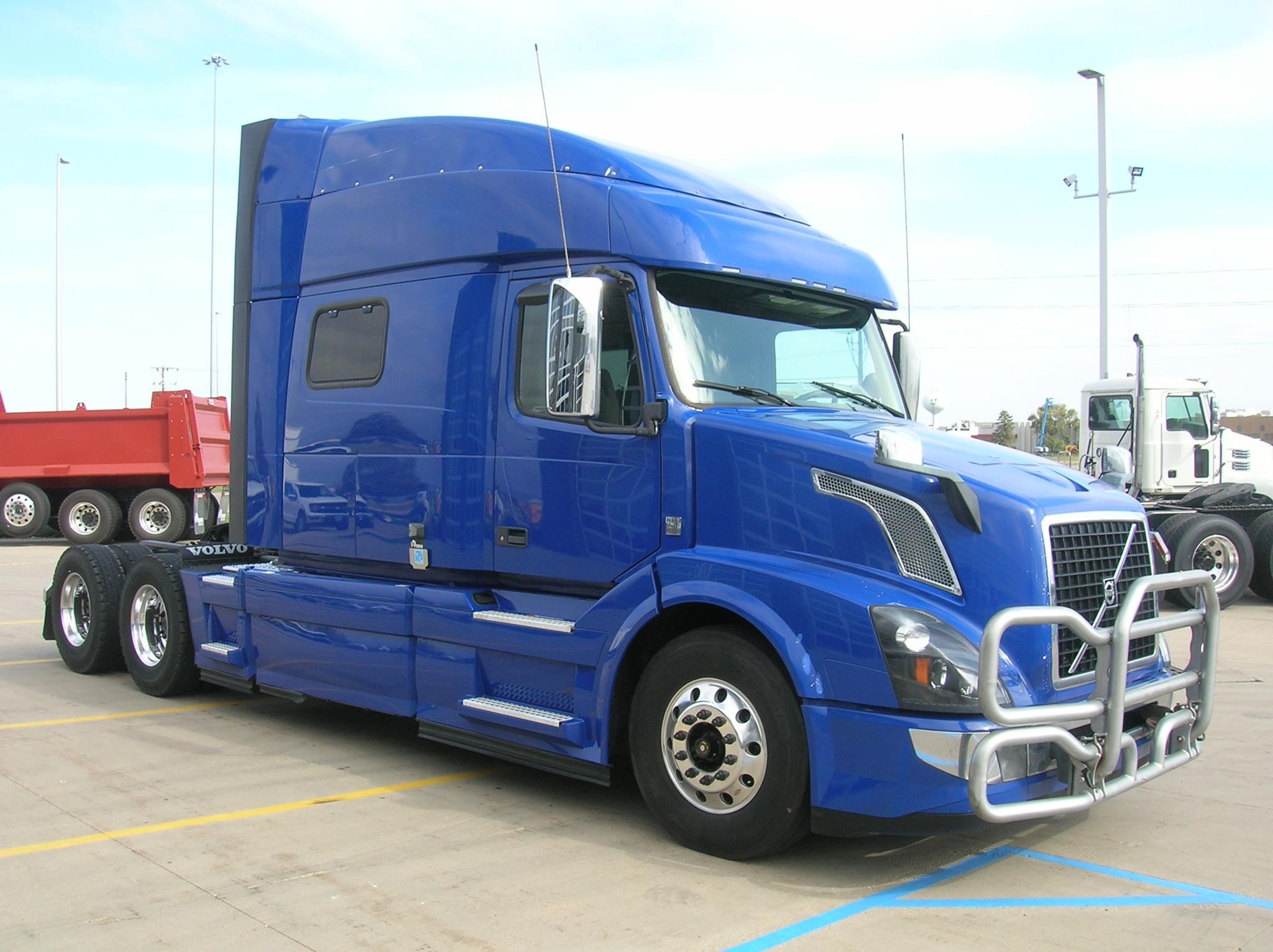 2018 VOLVO VNL64T730 - image 3 of 6