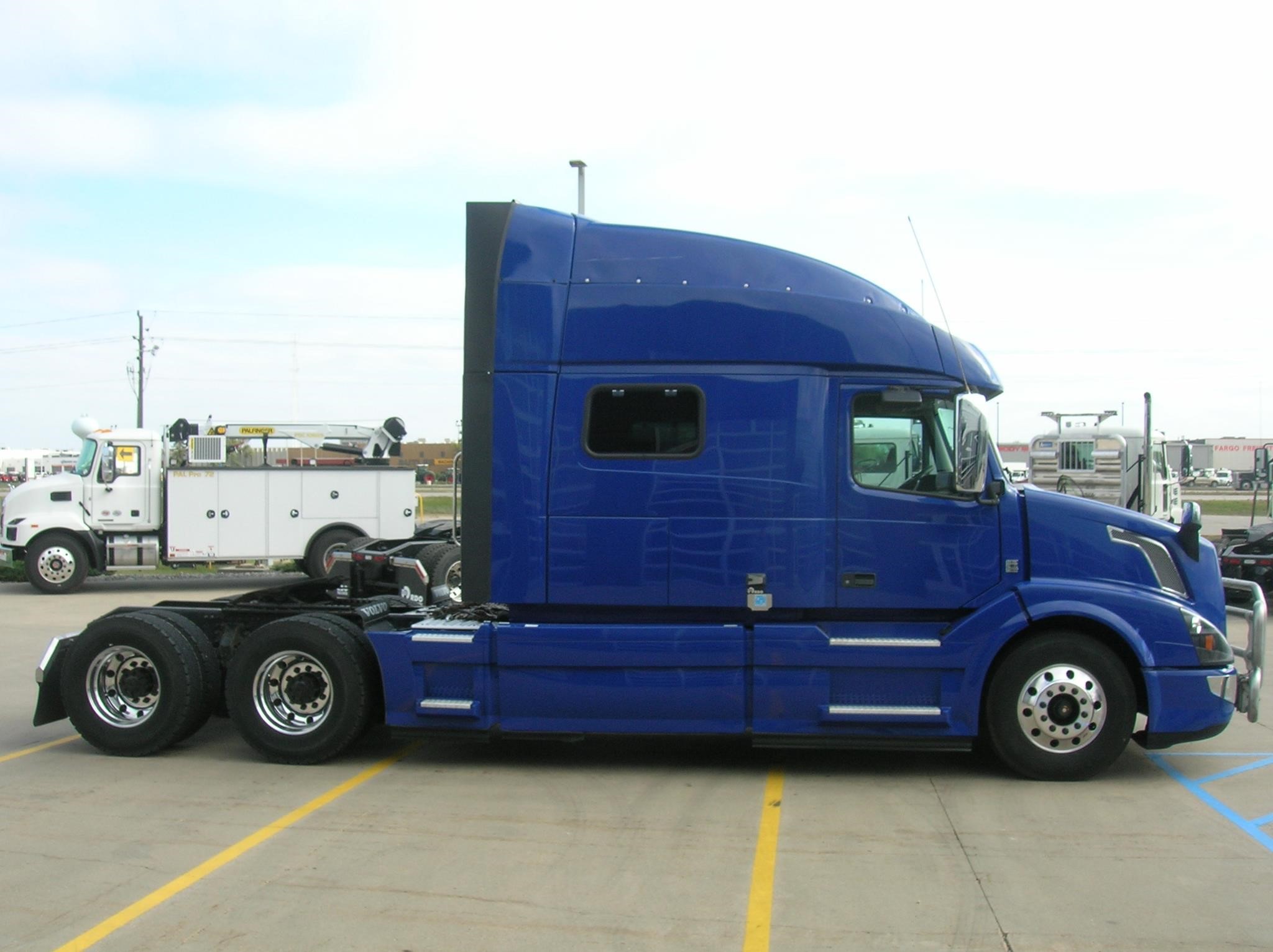 2018 VOLVO VNL64T730 - image 4 of 6