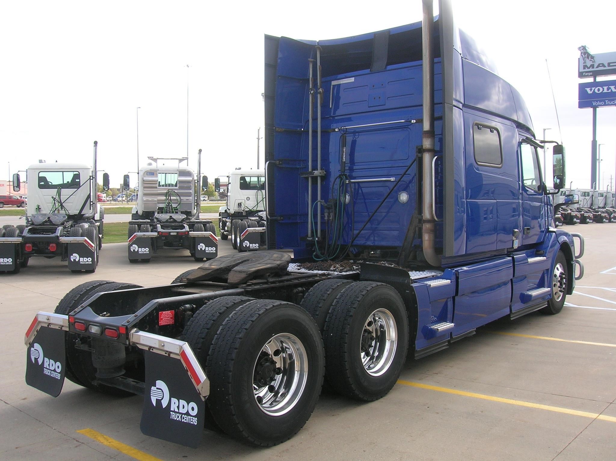 2018 VOLVO VNL64T730 - image 5 of 6