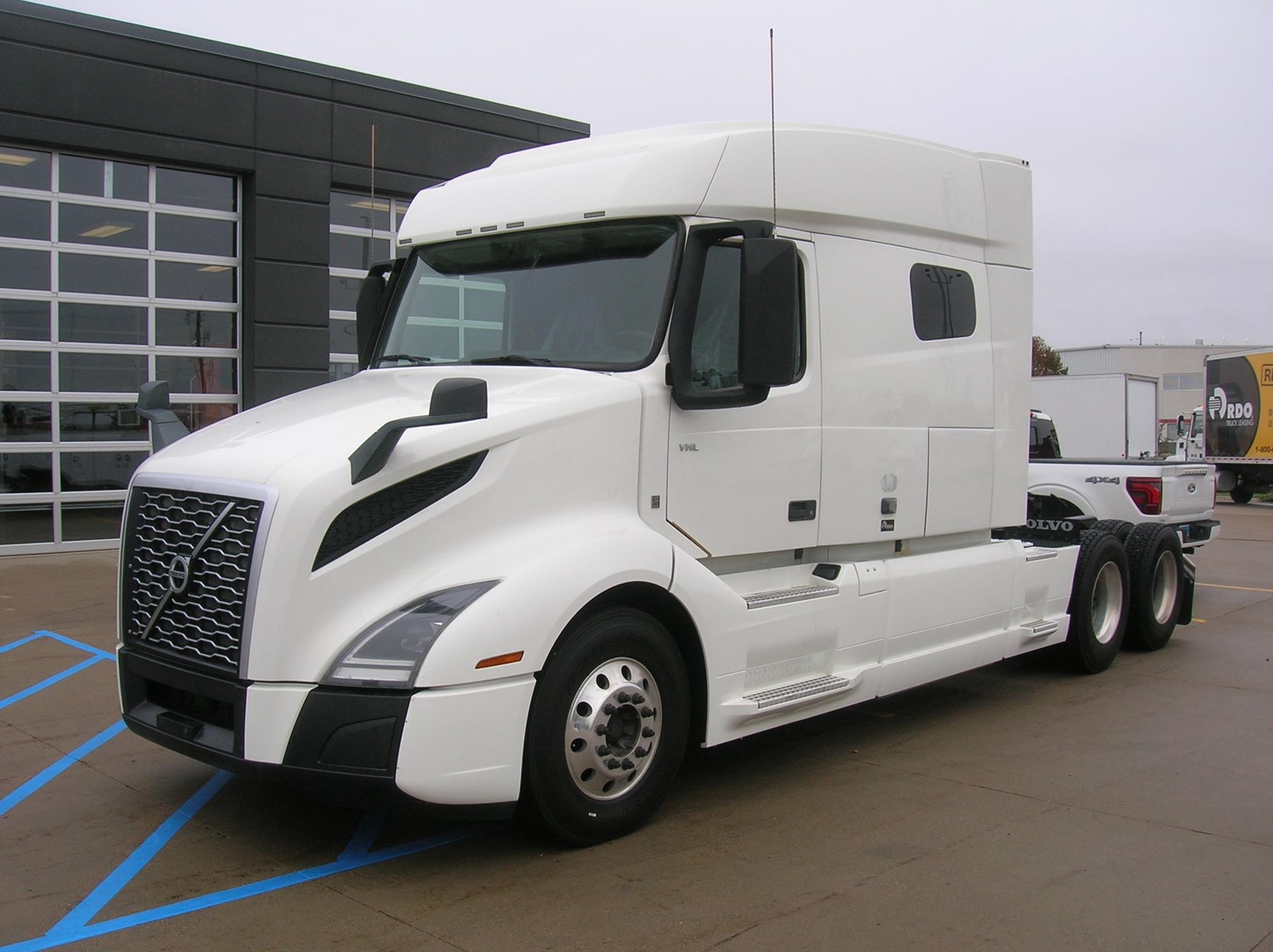 2022 VOLVO VNL64T740 - image 1 of 6