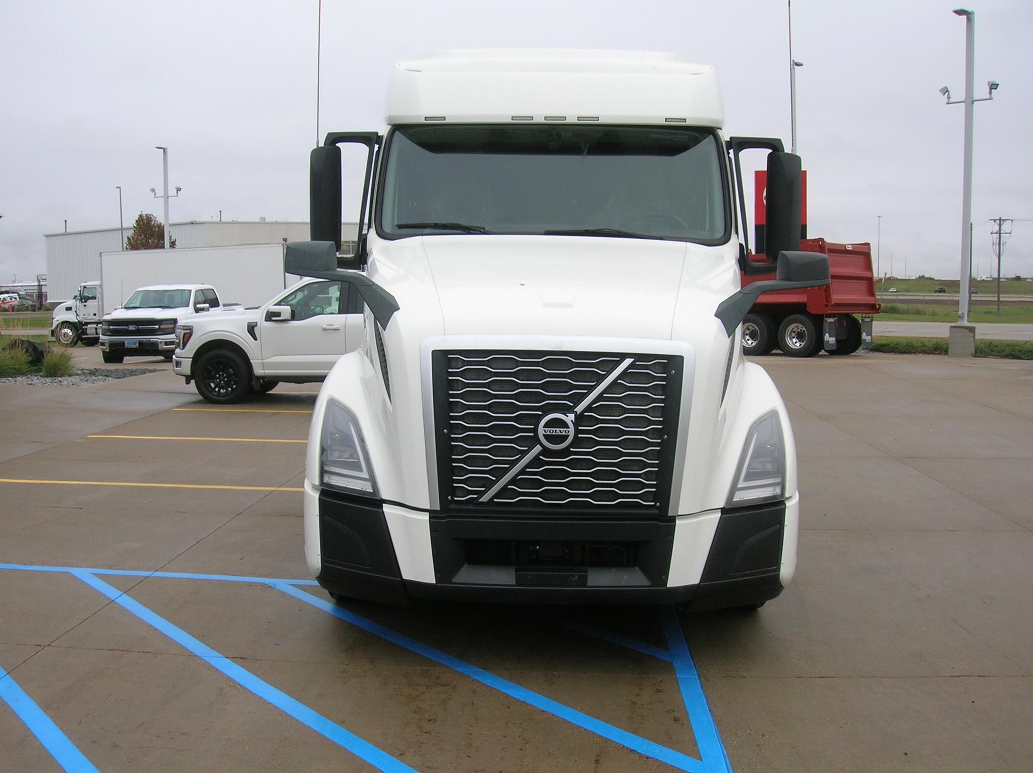 2022 VOLVO VNL64T740 - image 2 of 6