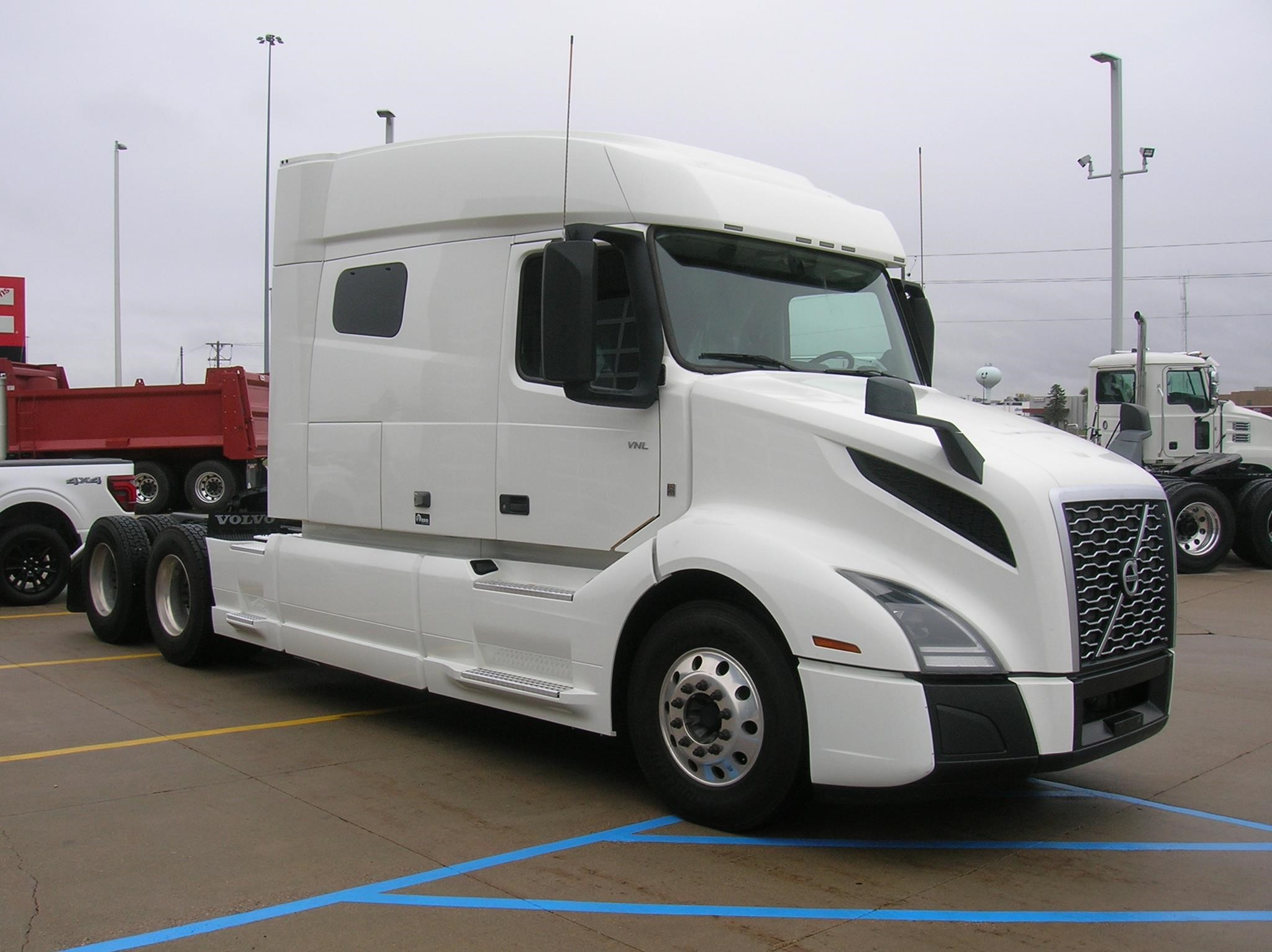 2022 VOLVO VNL64T740 - image 3 of 6